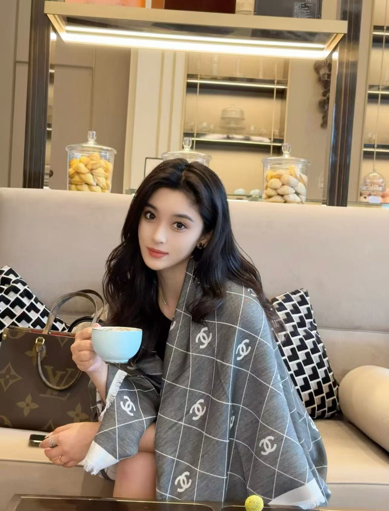 🔥香奈儿上新❤️经典茶花优雅Coco风[强]Chanel最新丝绒大方巾~气质到骨子里[庆祝]香奶奶新一季