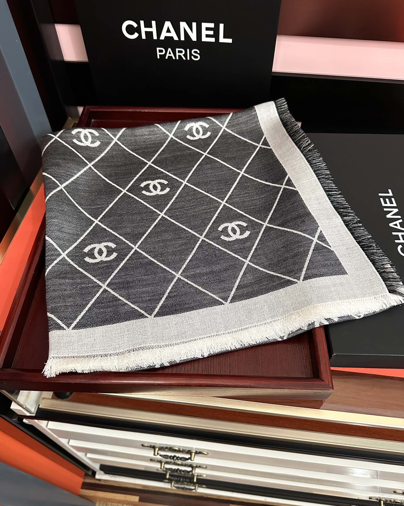 🔥香奈儿上新❤️经典茶花优雅Coco风[强]Chanel最新丝绒大方巾~气质到骨子里[庆祝]香奶奶新一季