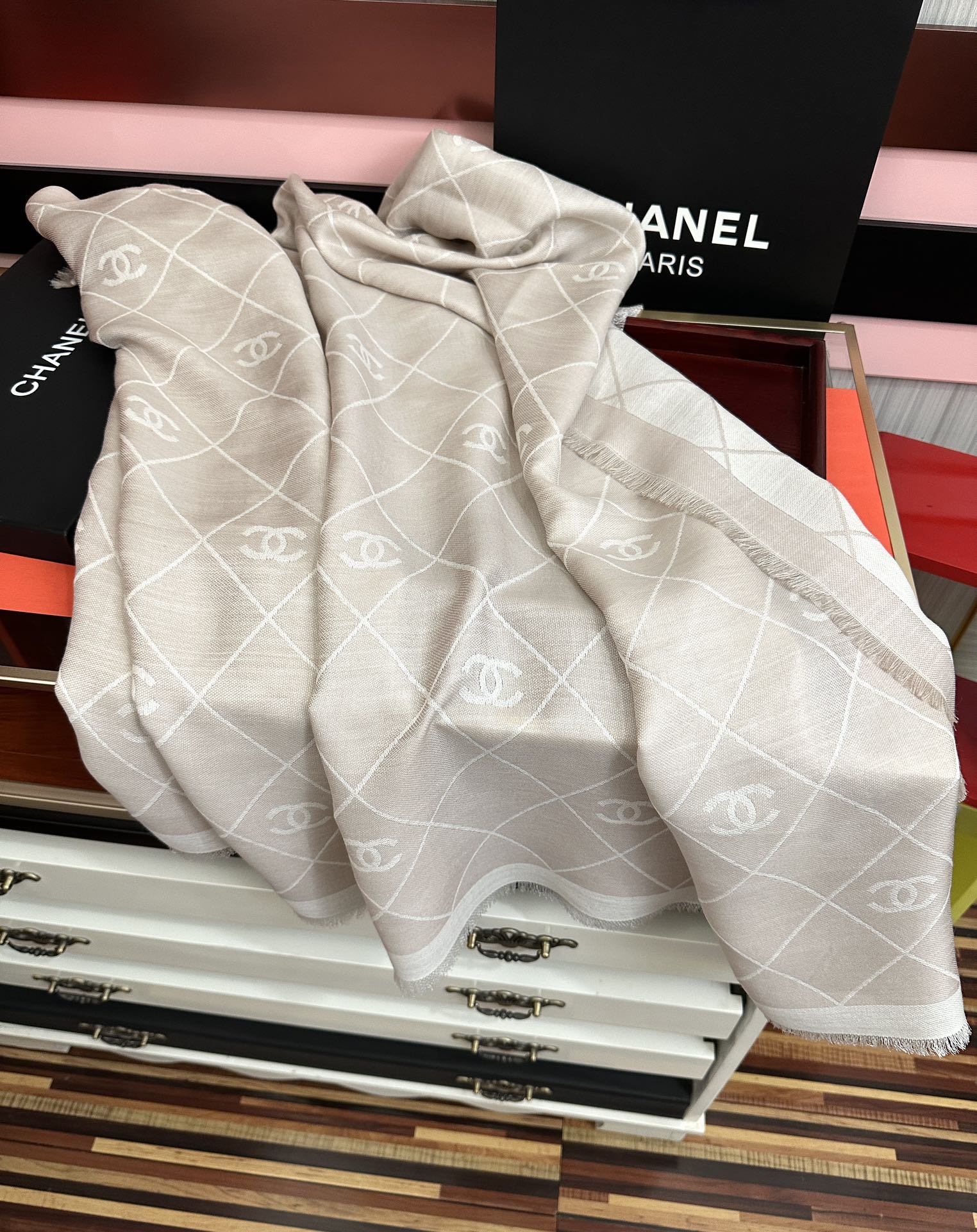 🔥香奈儿上新❤️经典茶花优雅Coco风[强]Chanel最新丝绒大方巾~气质到骨子里[庆祝]香奶奶新一季