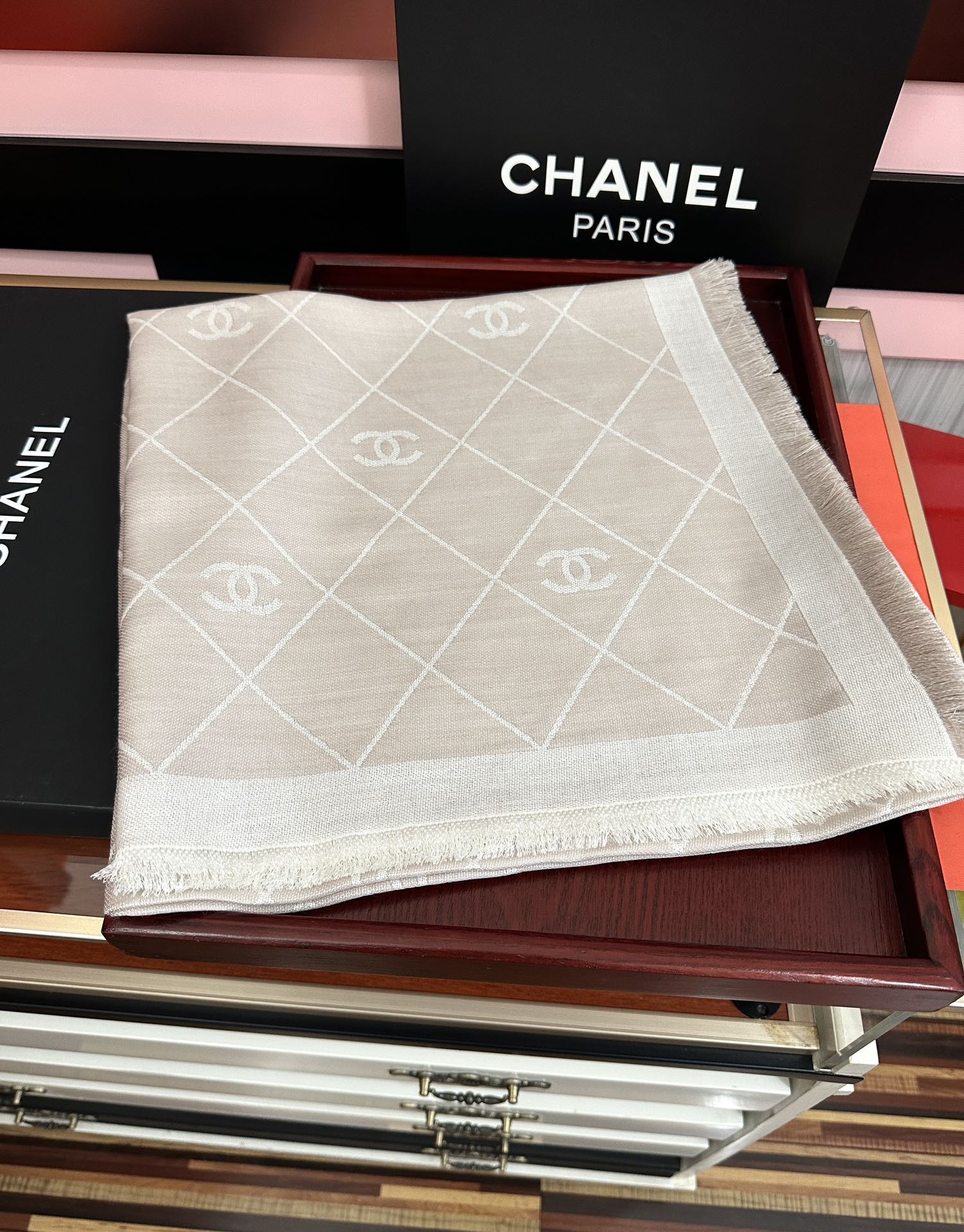 🔥香奈儿上新❤️经典茶花优雅Coco风[强]Chanel最新丝绒大方巾~气质到骨子里[庆祝]香奶奶新一季