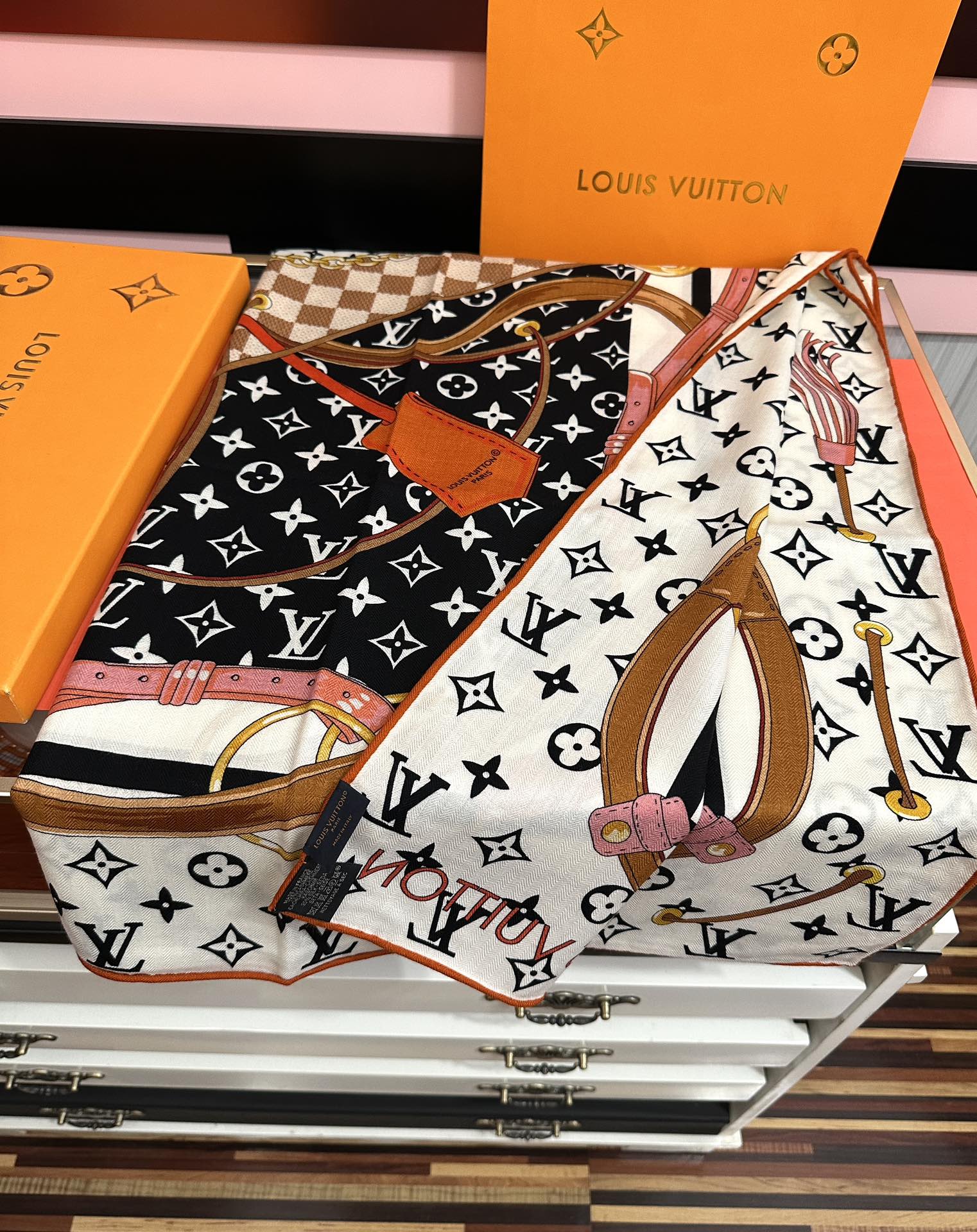 ❤️上新 太好看了 L v 高品质 2025顶级设计 ZG同步【双面同色】经典优雅[礼物]~气质到骨子里