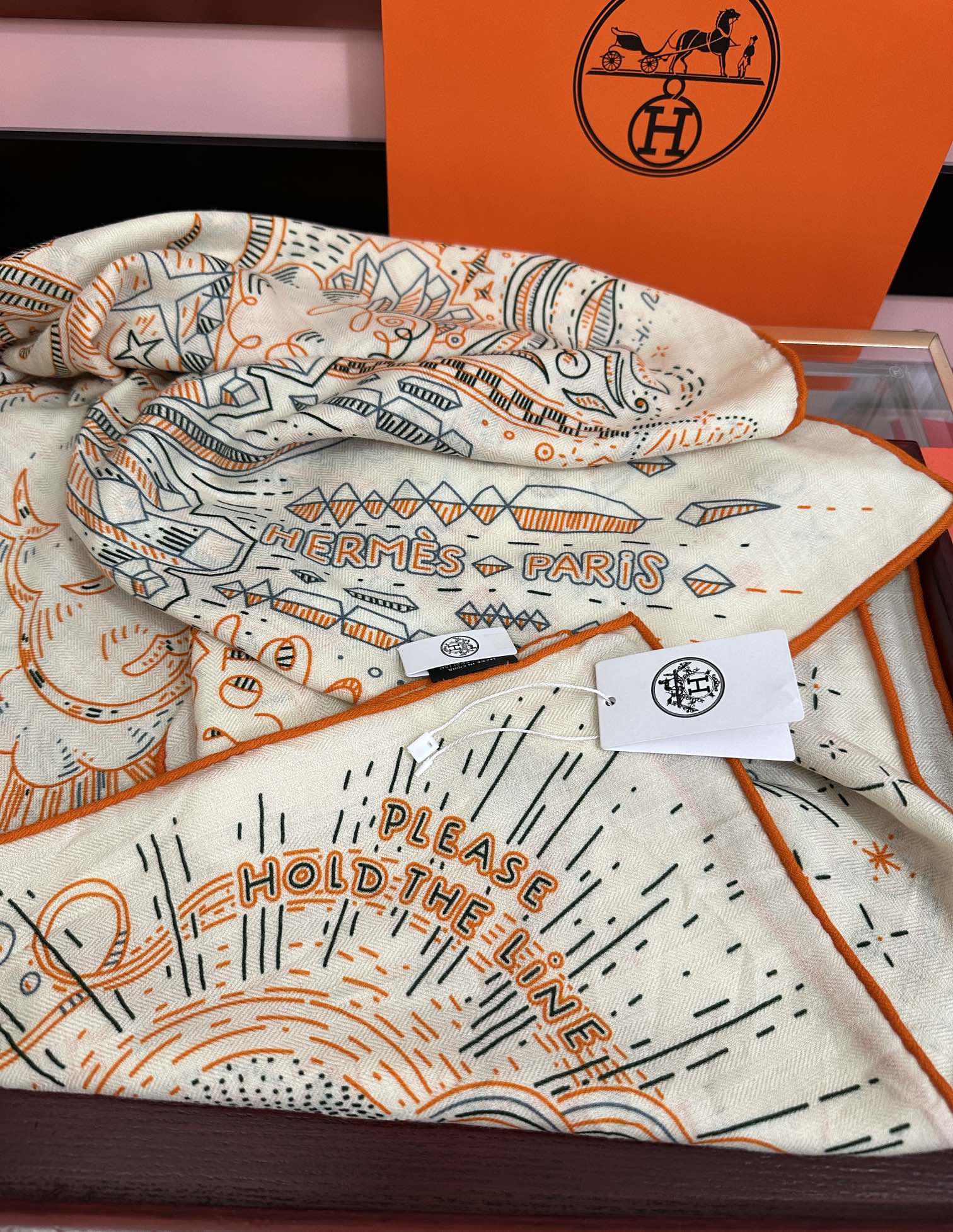 太美了❤️爱马仕 今年经典优雅[礼物]~气质到骨子里[色]新一季的面料超高级，真心超级柔软，丝丝顺滑[太