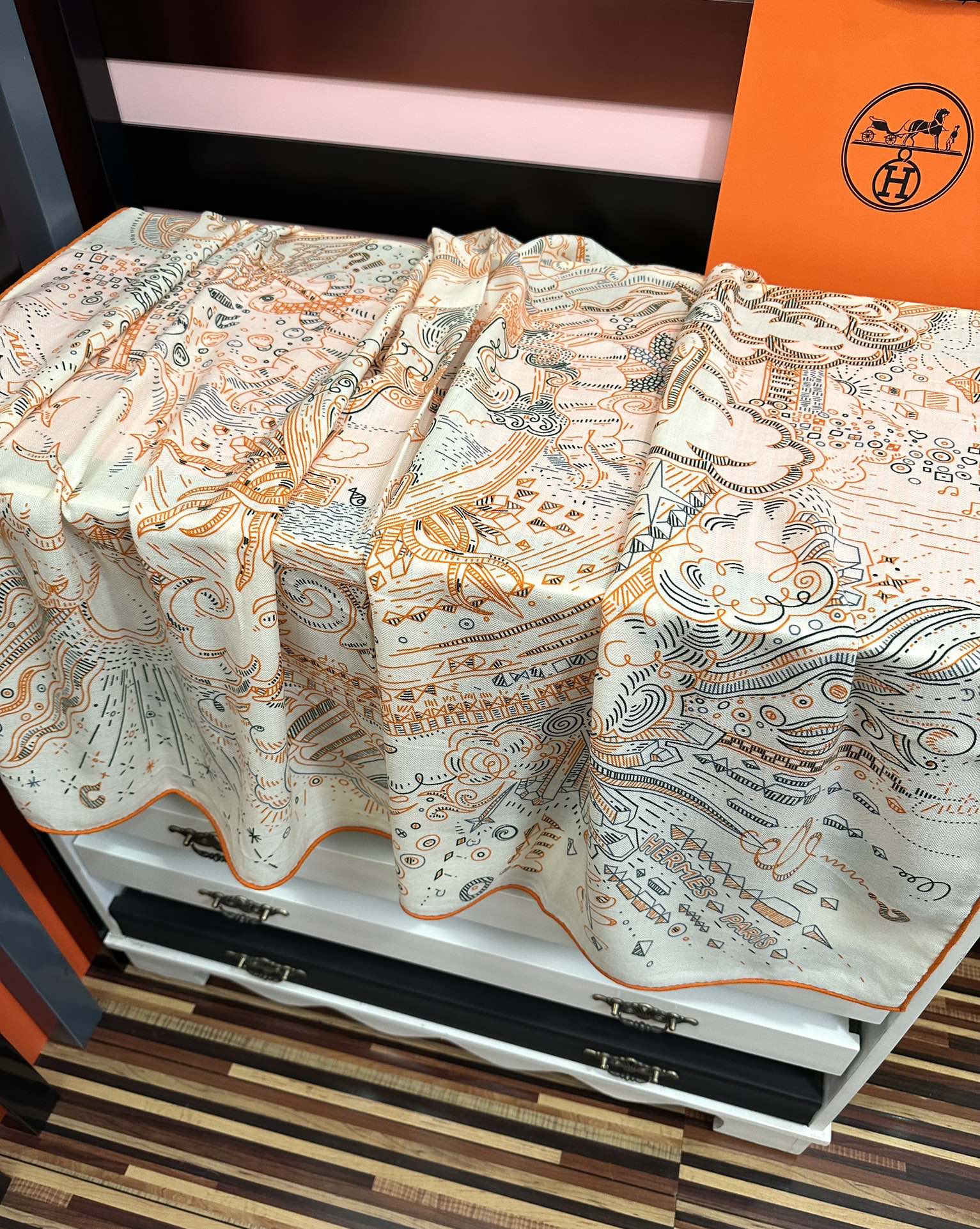 太美了❤️爱马仕 今年经典优雅[礼物]~气质到骨子里[色]新一季的面料超高级，真心超级柔软，丝丝顺滑[太