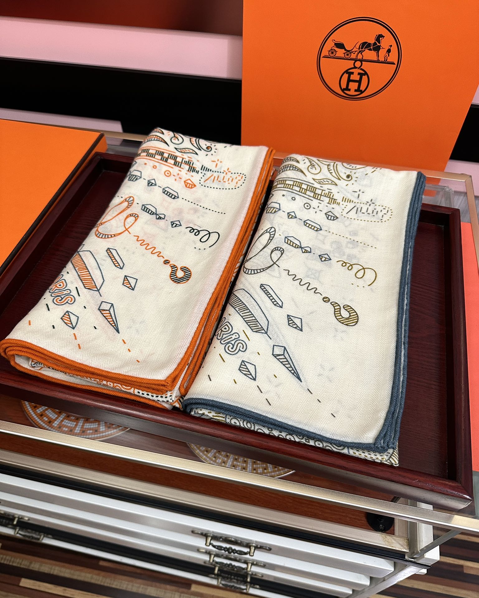 太美了❤️爱马仕 今年经典优雅[礼物]~气质到骨子里[色]新一季的面料超高级，真心超级柔软，丝丝顺滑[太