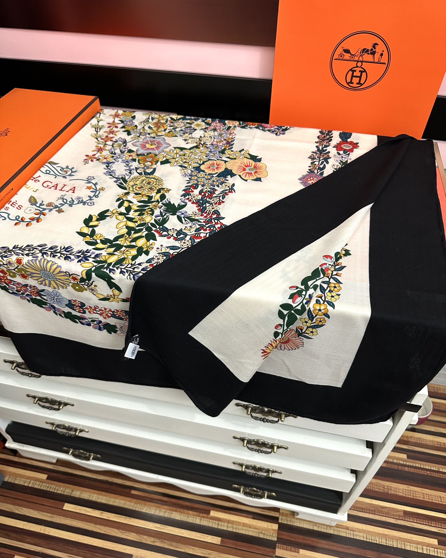 。 爱马仕 ZG同步[太阳]今年的新款，我就不推荐了回头分享一下部分复刻款的老款信息资料供大家参考[庆祝