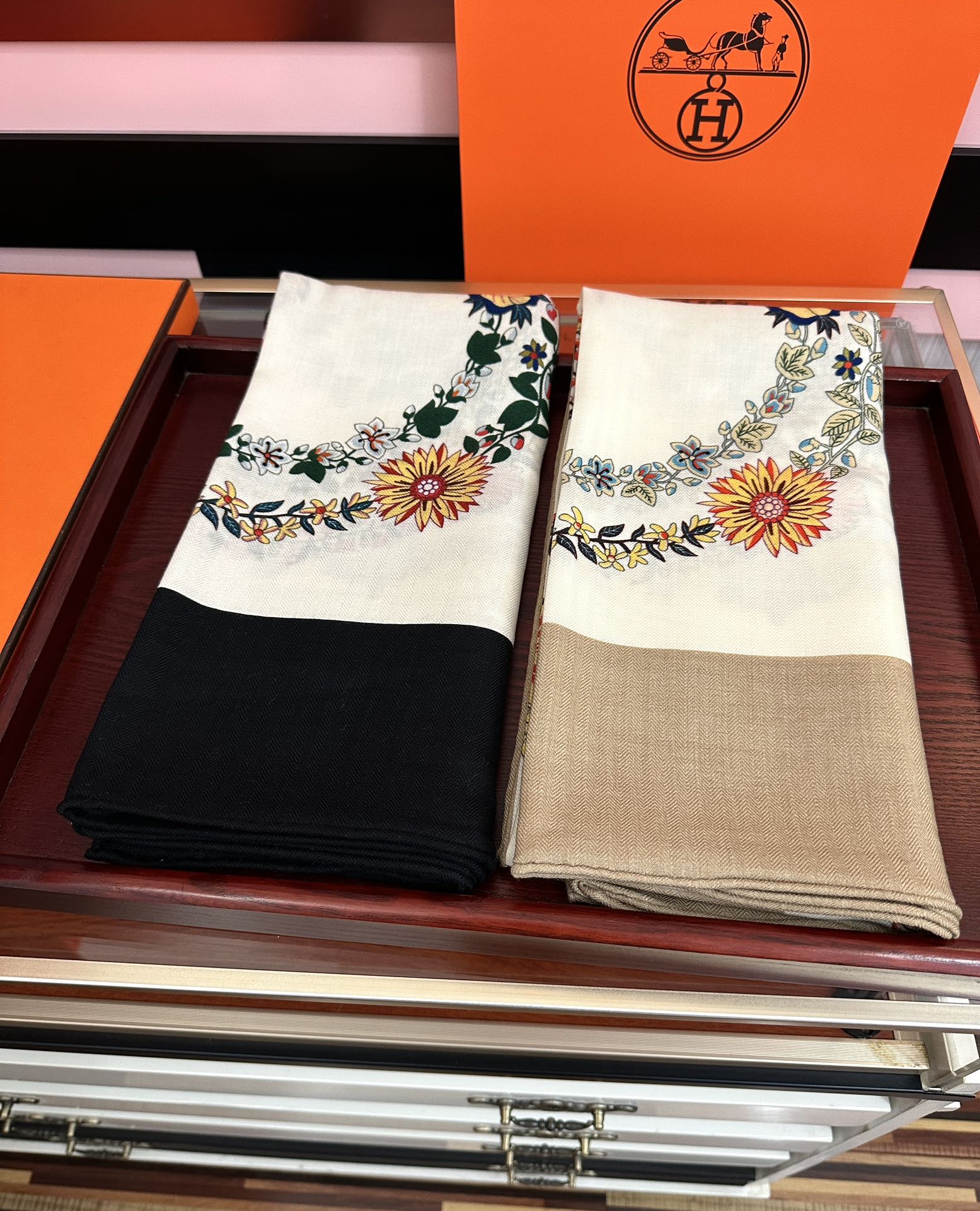 。 爱马仕 ZG同步[太阳]今年的新款，我就不推荐了回头分享一下部分复刻款的老款信息资料供大家参考[庆祝