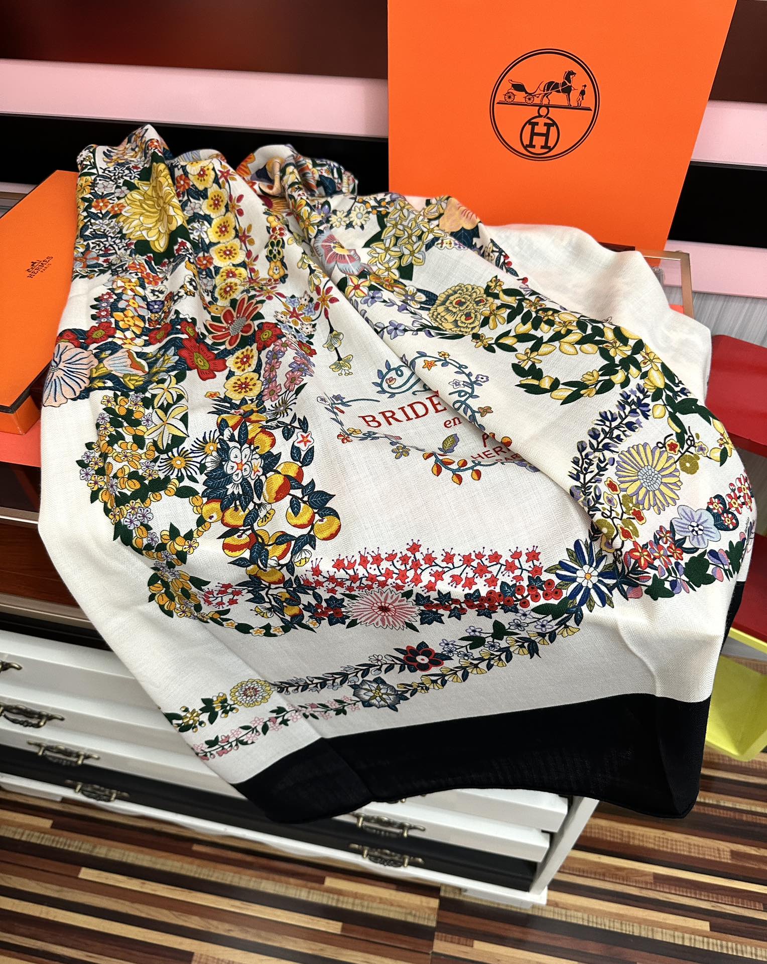 。 爱马仕 ZG同步[太阳]今年的新款，我就不推荐了回头分享一下部分复刻款的老款信息资料供大家参考[庆祝