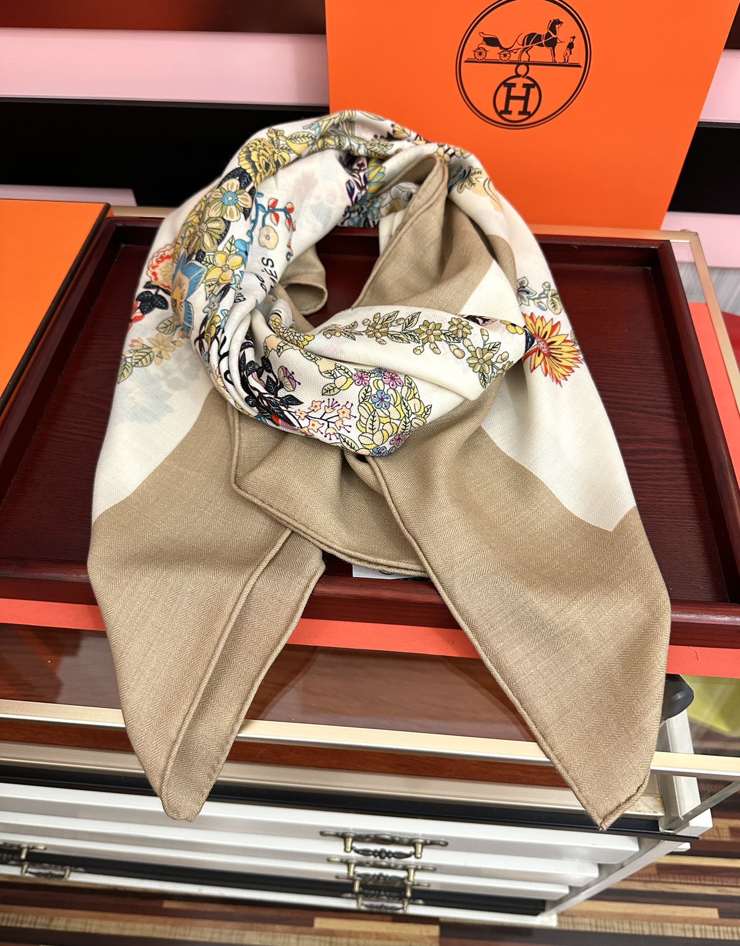 。 爱马仕 ZG同步[太阳]今年的新款，我就不推荐了回头分享一下部分复刻款的老款信息资料供大家参考[庆祝