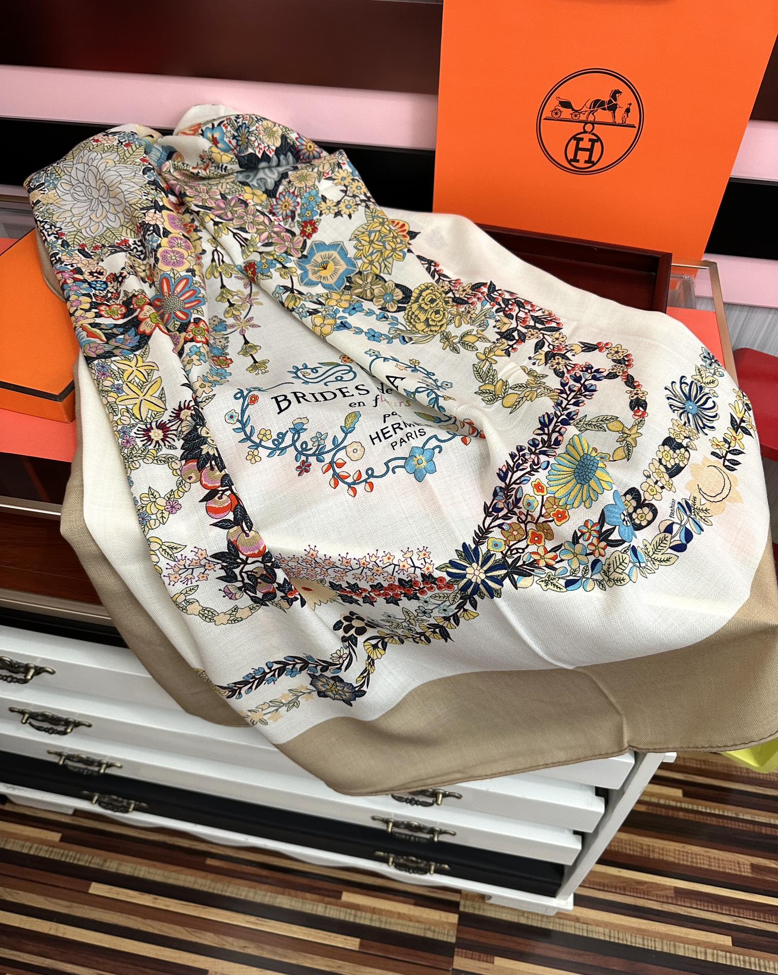 。 爱马仕 ZG同步[太阳]今年的新款，我就不推荐了回头分享一下部分复刻款的老款信息资料供大家参考[庆祝