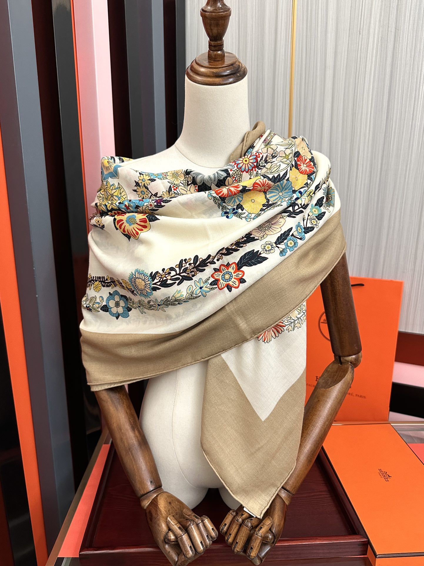 。 爱马仕 ZG同步[太阳]今年的新款，我就不推荐了回头分享一下部分复刻款的老款信息资料供大家参考[庆祝