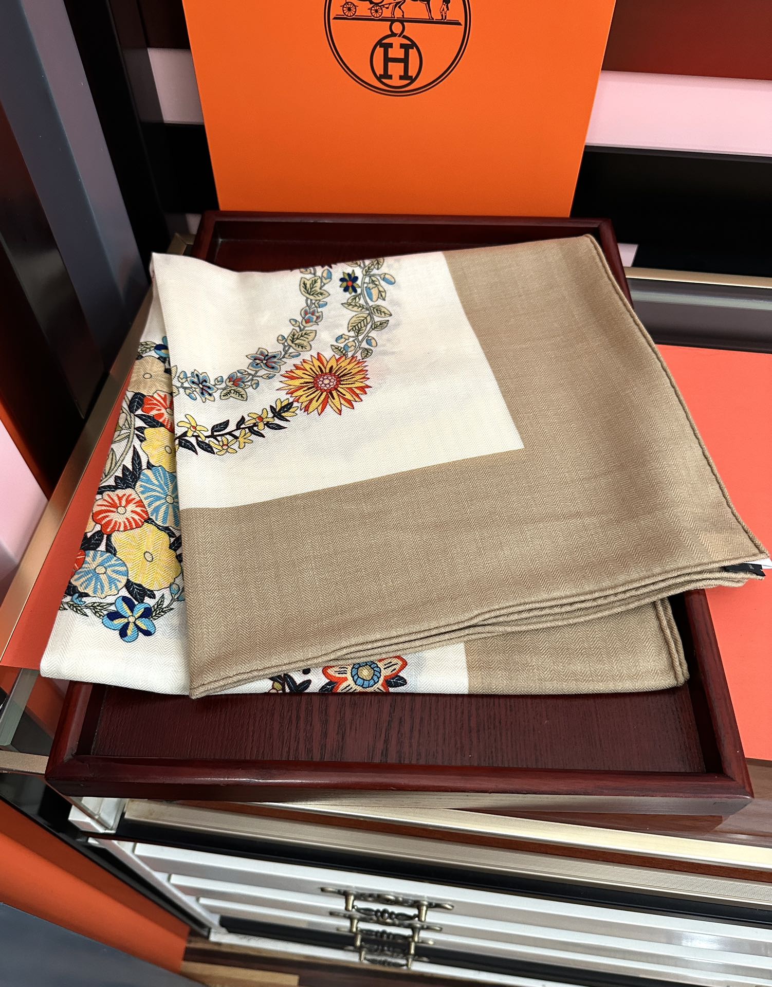 。 爱马仕 ZG同步[太阳]今年的新款，我就不推荐了回头分享一下部分复刻款的老款信息资料供大家参考[庆祝