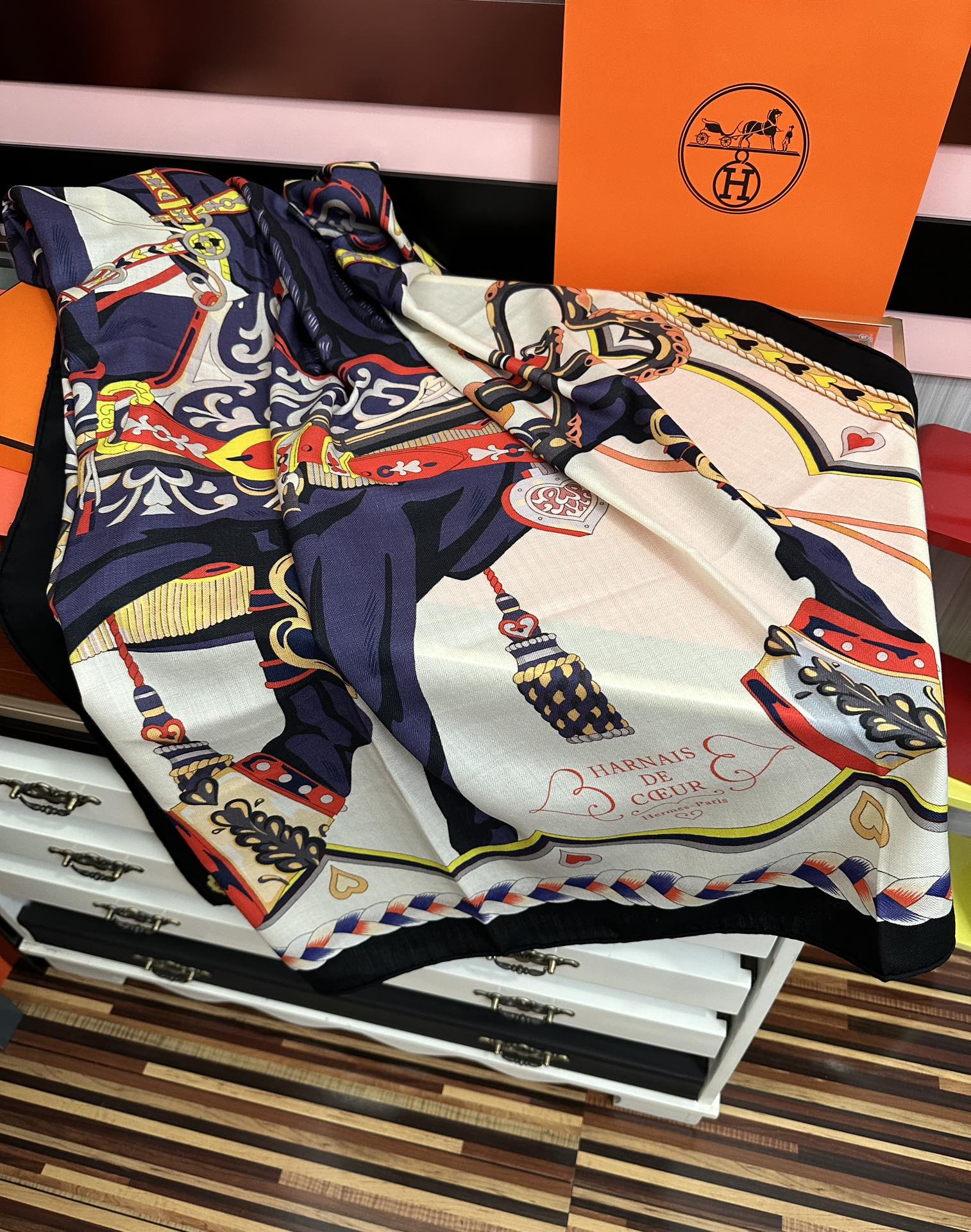 。上新 爱马仕【骏马奔腾】ZG同步 秋冬新款[爱心]新一季丝巾采购清单估计各位养马人们已经列好了[太阳]