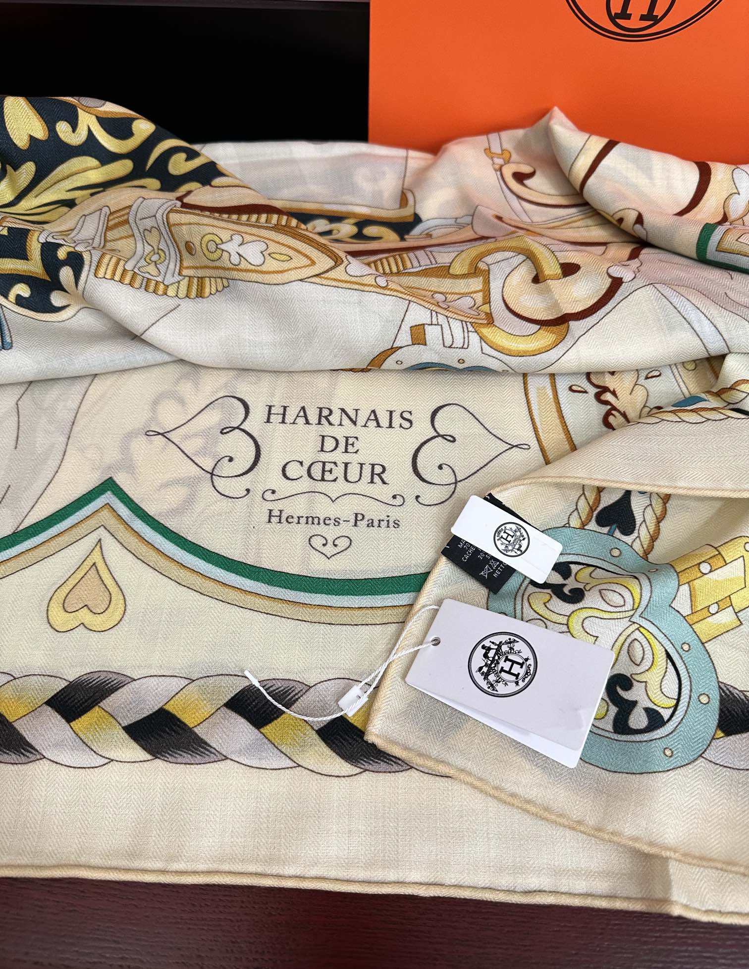 。上新 爱马仕【骏马奔腾】ZG同步 秋冬新款[爱心]新一季丝巾采购清单估计各位养马人们已经列好了[太阳]