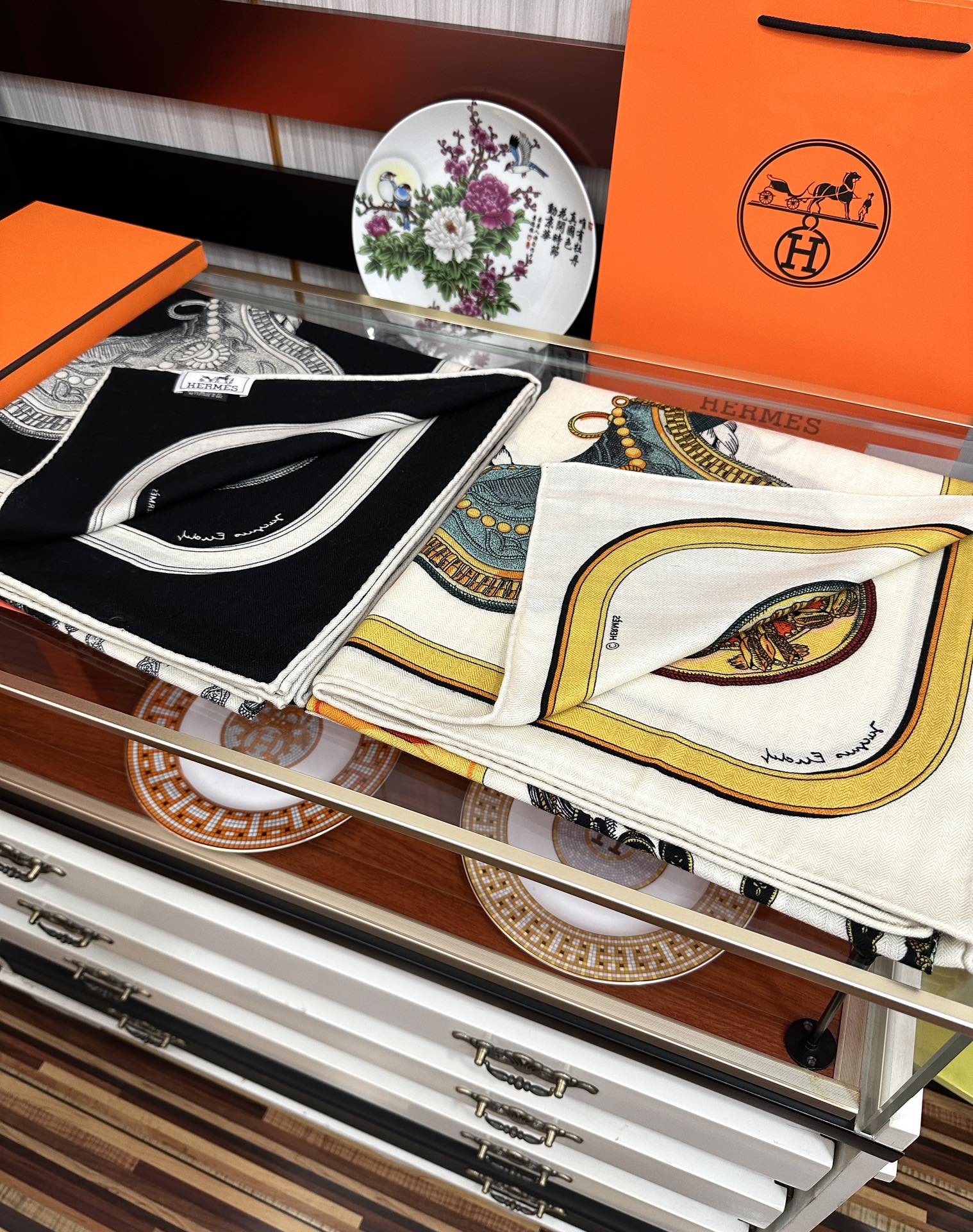 上新。爱马仕❤️2025【双面同色】ZG同步 H家买了都说好看推荐💕顶级工艺超值[太阳]爆款🎁🎁羊绒方巾