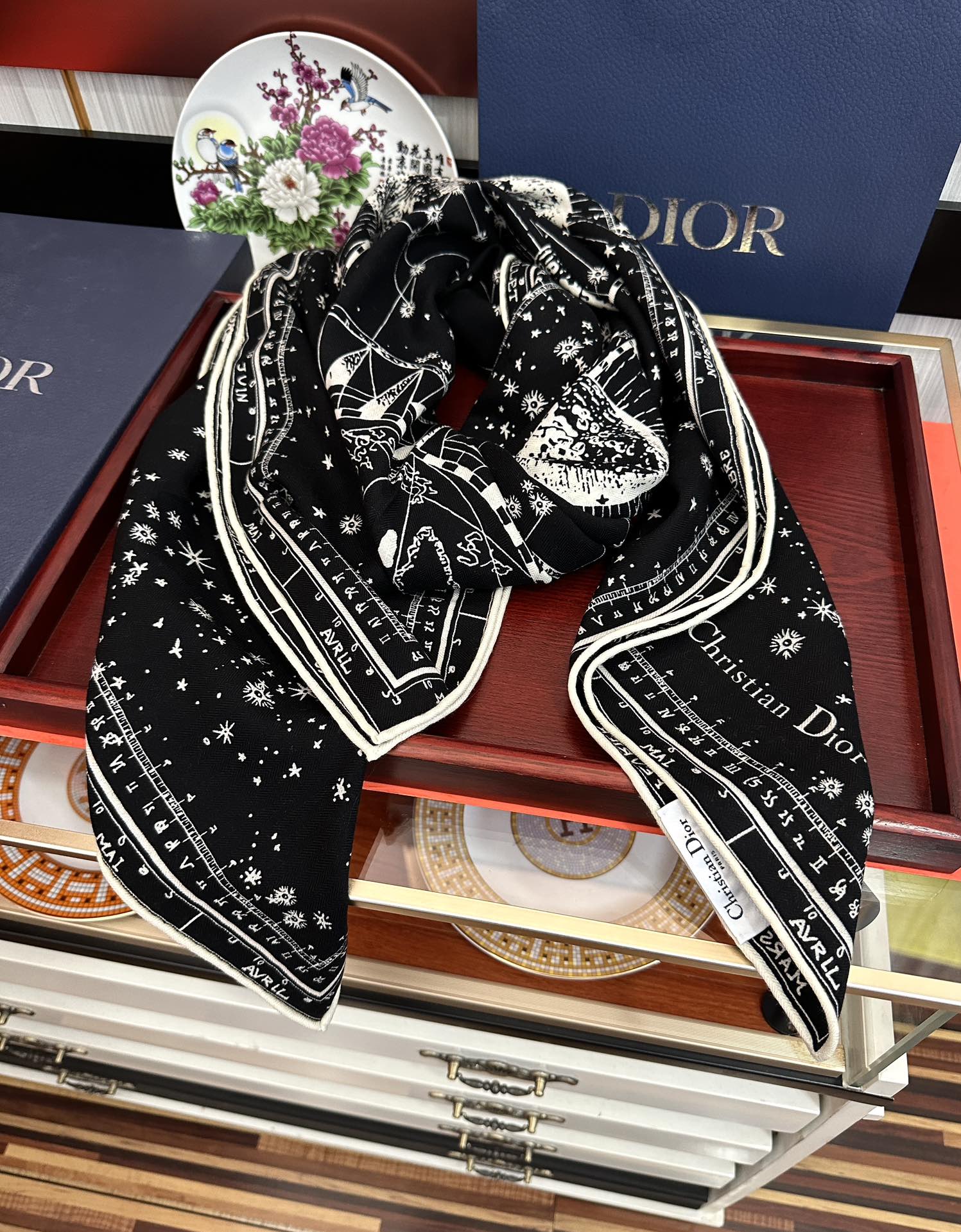 上新❤️迪奥 【双面同色地球图案】经典优雅[礼物]~气质到骨子里[色]新一季的面料超高级，真心超级柔软，