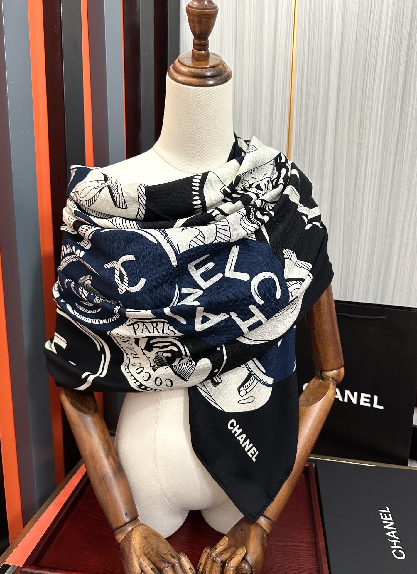 。香奈儿 【双面同色】经典双C优雅Coco风[礼物]~气质到骨子里[色]香奶奶新一季的面料超高级，真心超