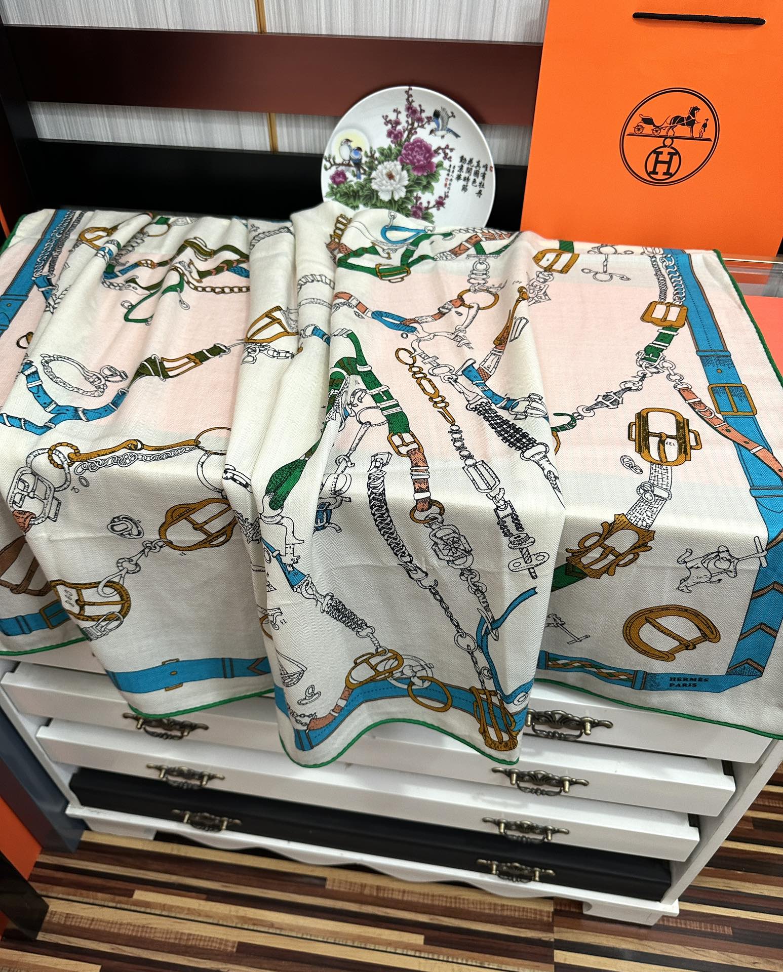 上新❤️2025 爱马士【双面同色】ZG同步最新款 买了都说好看顶级工艺超值[嘴唇]专柜爆款🎁🎁羊绒方巾