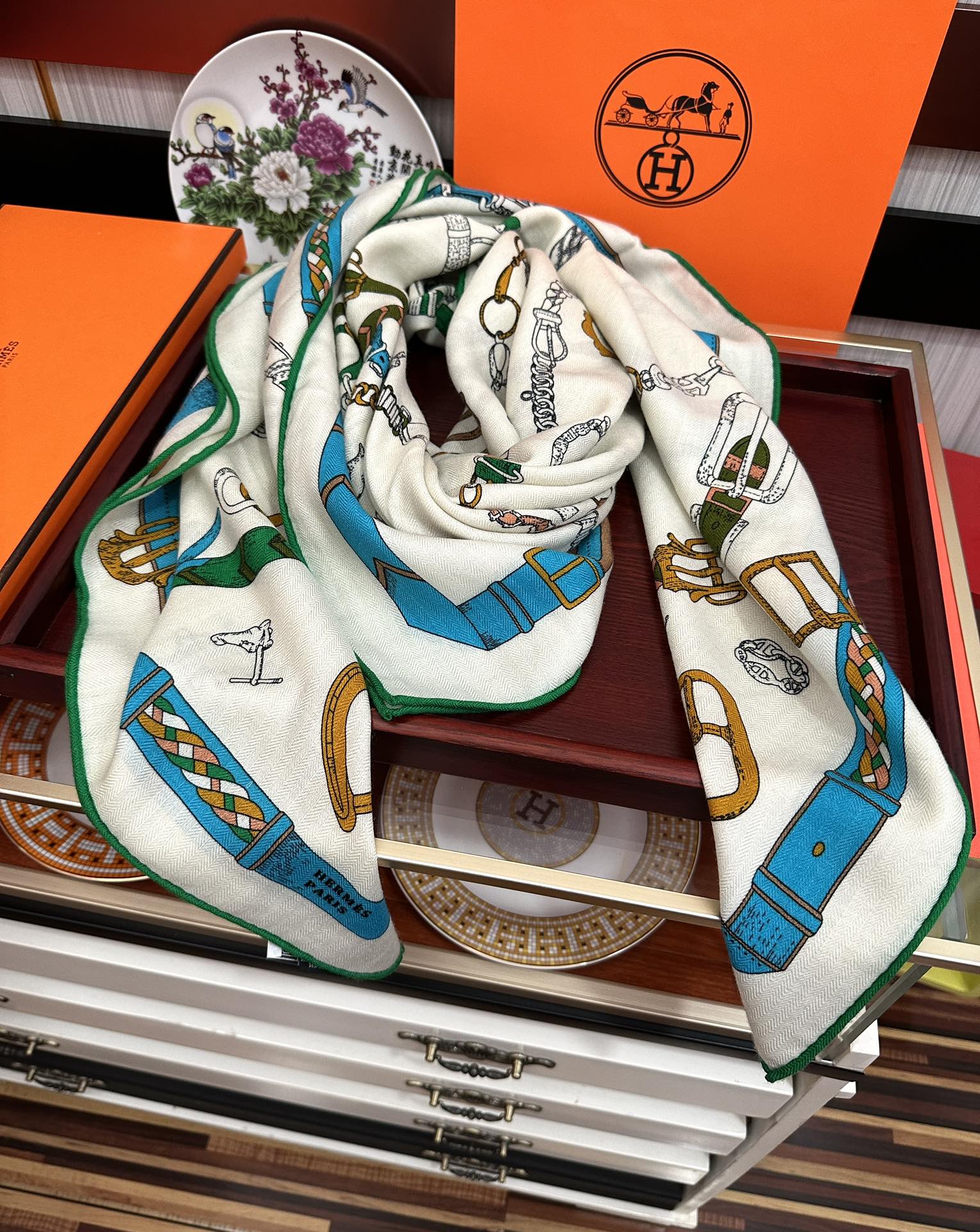 上新❤️2025 爱马士【双面同色】ZG同步最新款 买了都说好看顶级工艺超值[嘴唇]专柜爆款🎁🎁羊绒方巾