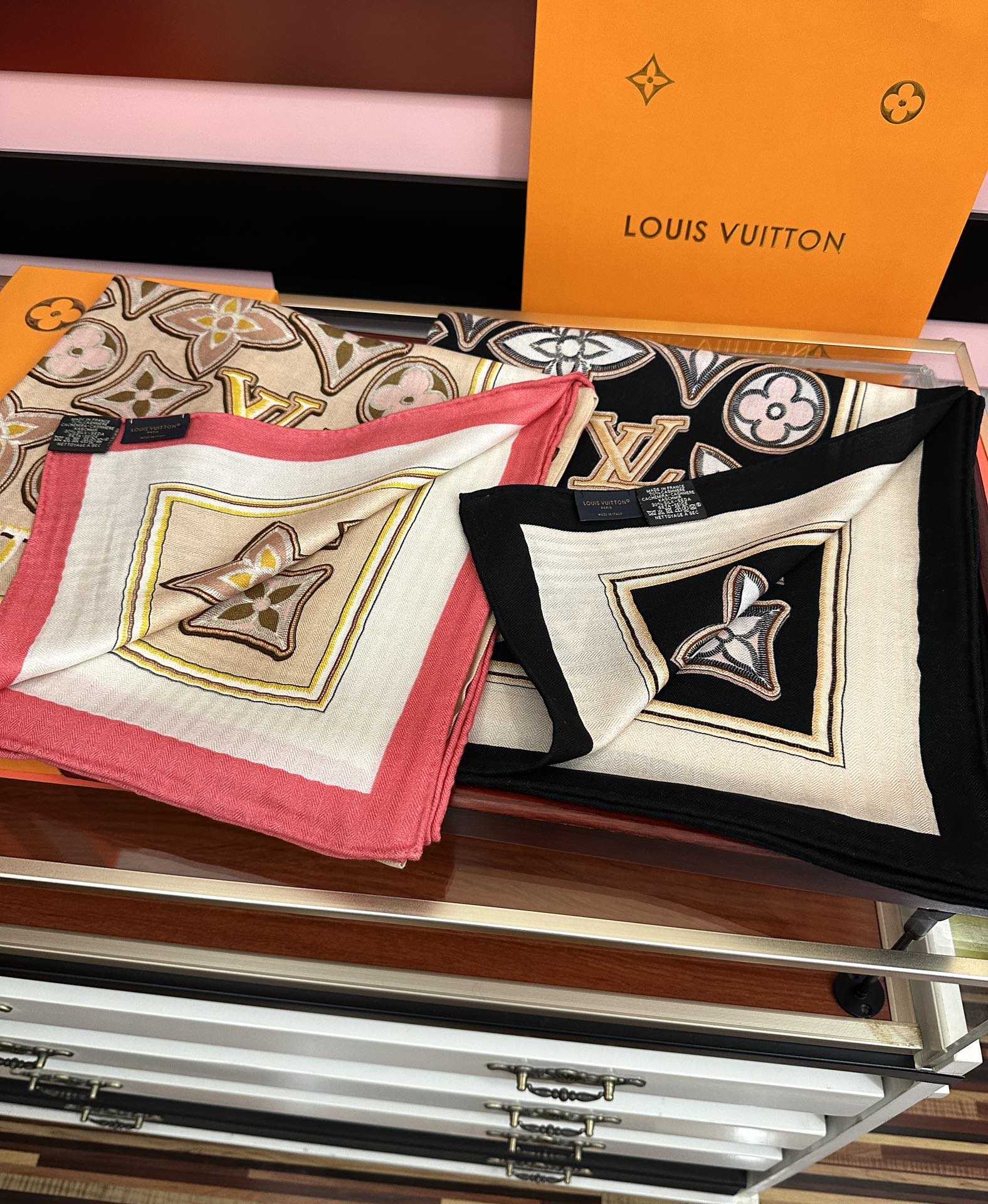 新款 ❤️LV 2025经典优雅[礼物]~气质到骨子里[色]新一季的面料超高级，真心超级柔软，丝丝顺滑[