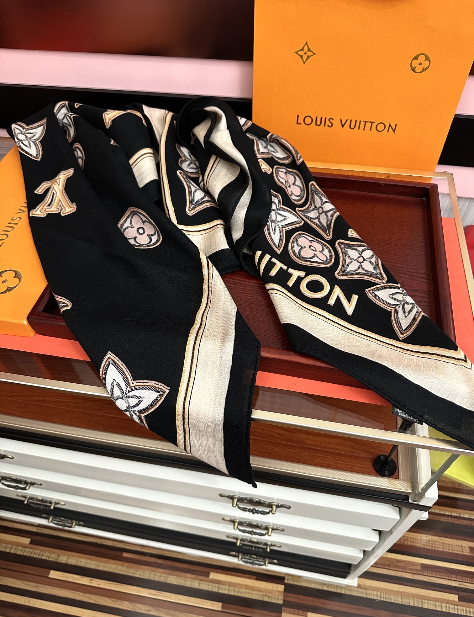 新款 ❤️LV 2025经典优雅[礼物]~气质到骨子里[色]新一季的面料超高级，真心超级柔软，丝丝顺滑[