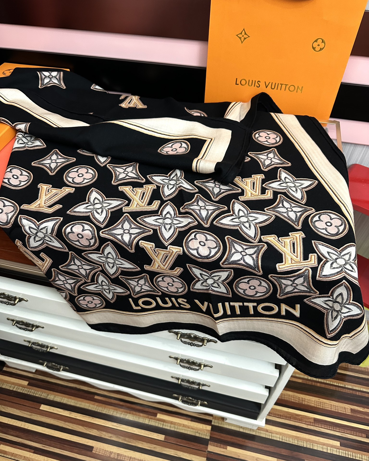 新款 ❤️LV 2025经典优雅[礼物]~气质到骨子里[色]新一季的面料超高级，真心超级柔软，丝丝顺滑[