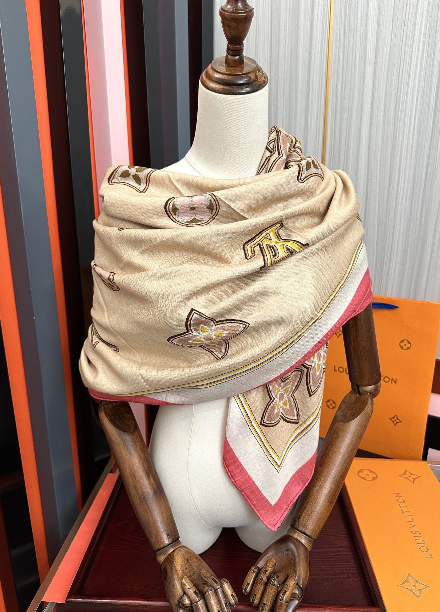 新款 ❤️LV 2025经典优雅[礼物]~气质到骨子里[色]新一季的面料超高级，真心超级柔软，丝丝顺滑[