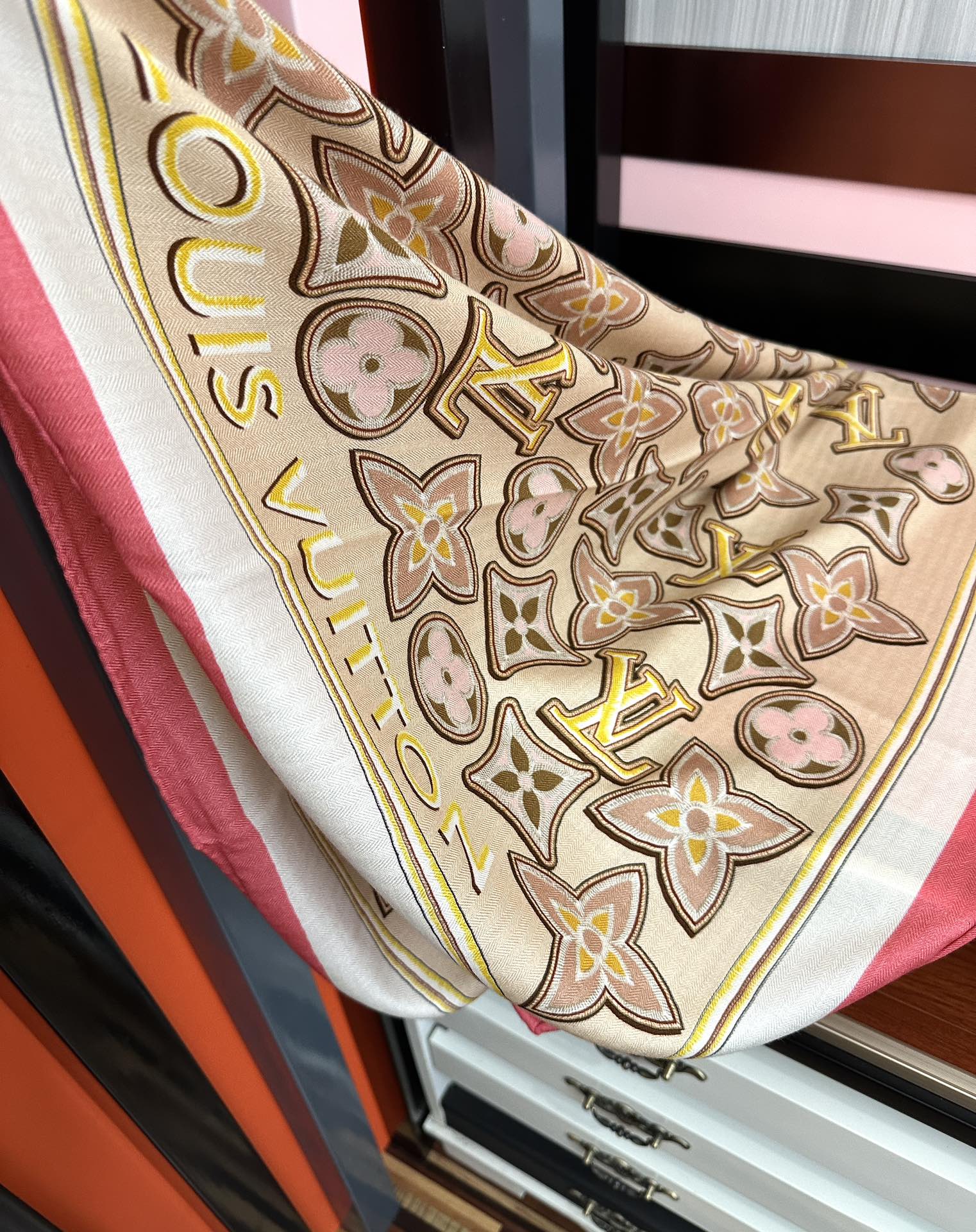 新款 ❤️LV 2025经典优雅[礼物]~气质到骨子里[色]新一季的面料超高级，真心超级柔软，丝丝顺滑[