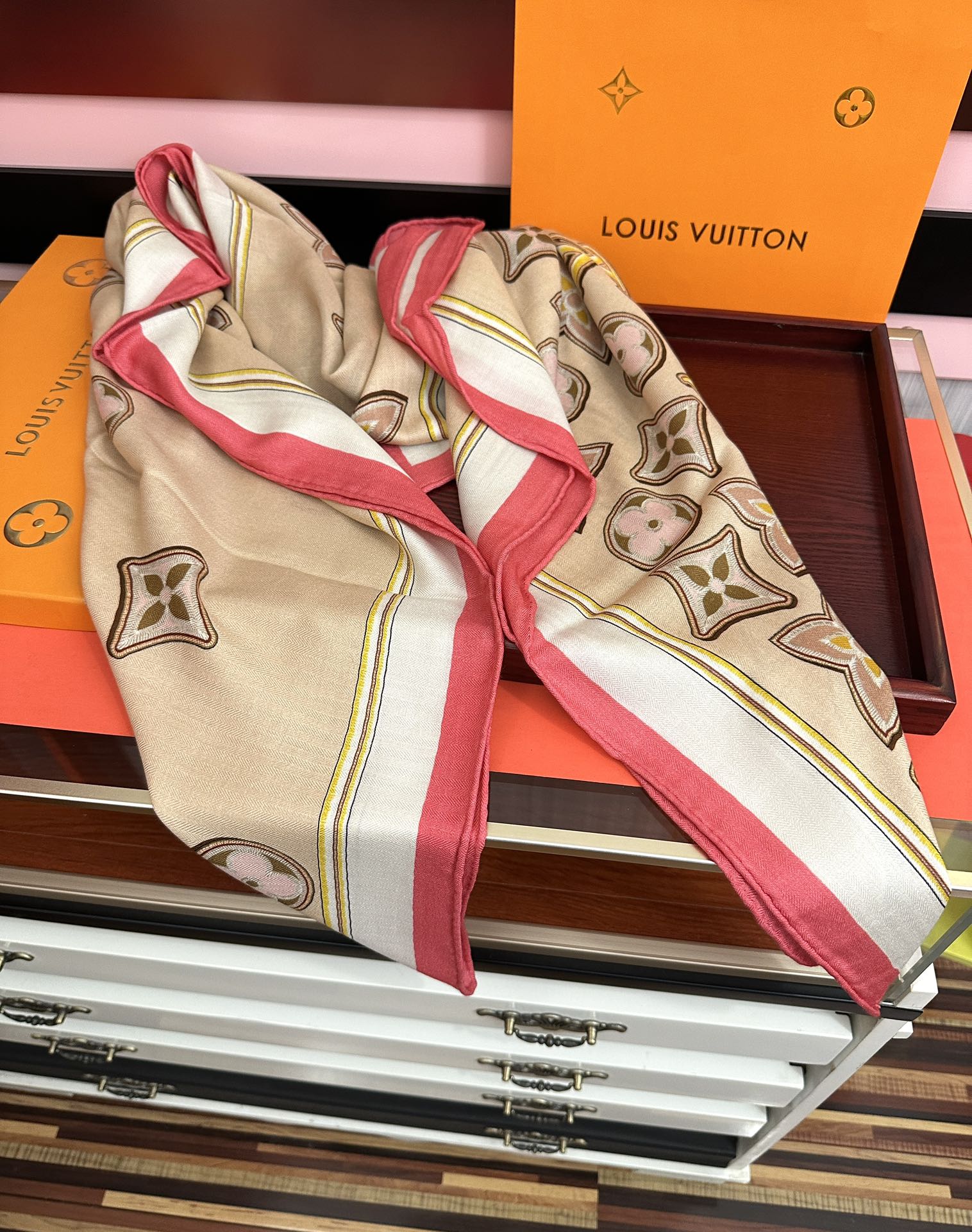 新款 ❤️LV 2025经典优雅[礼物]~气质到骨子里[色]新一季的面料超高级，真心超级柔软，丝丝顺滑[