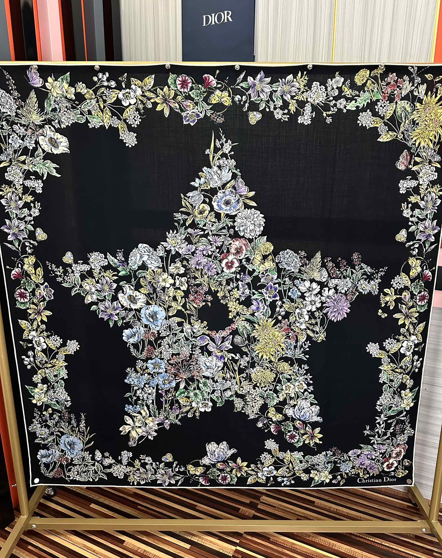 。新款Dior 双面丝毛印花方巾[礼物]这款方巾以 Star 图案呈现 D的幸运星[庆祝]通过该系列的精