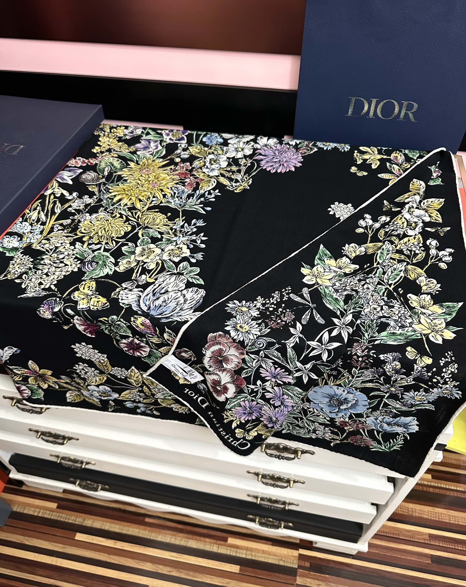 。新款Dior 双面丝毛印花方巾[礼物]这款方巾以 Star 图案呈现 D的幸运星[庆祝]通过该系列的精