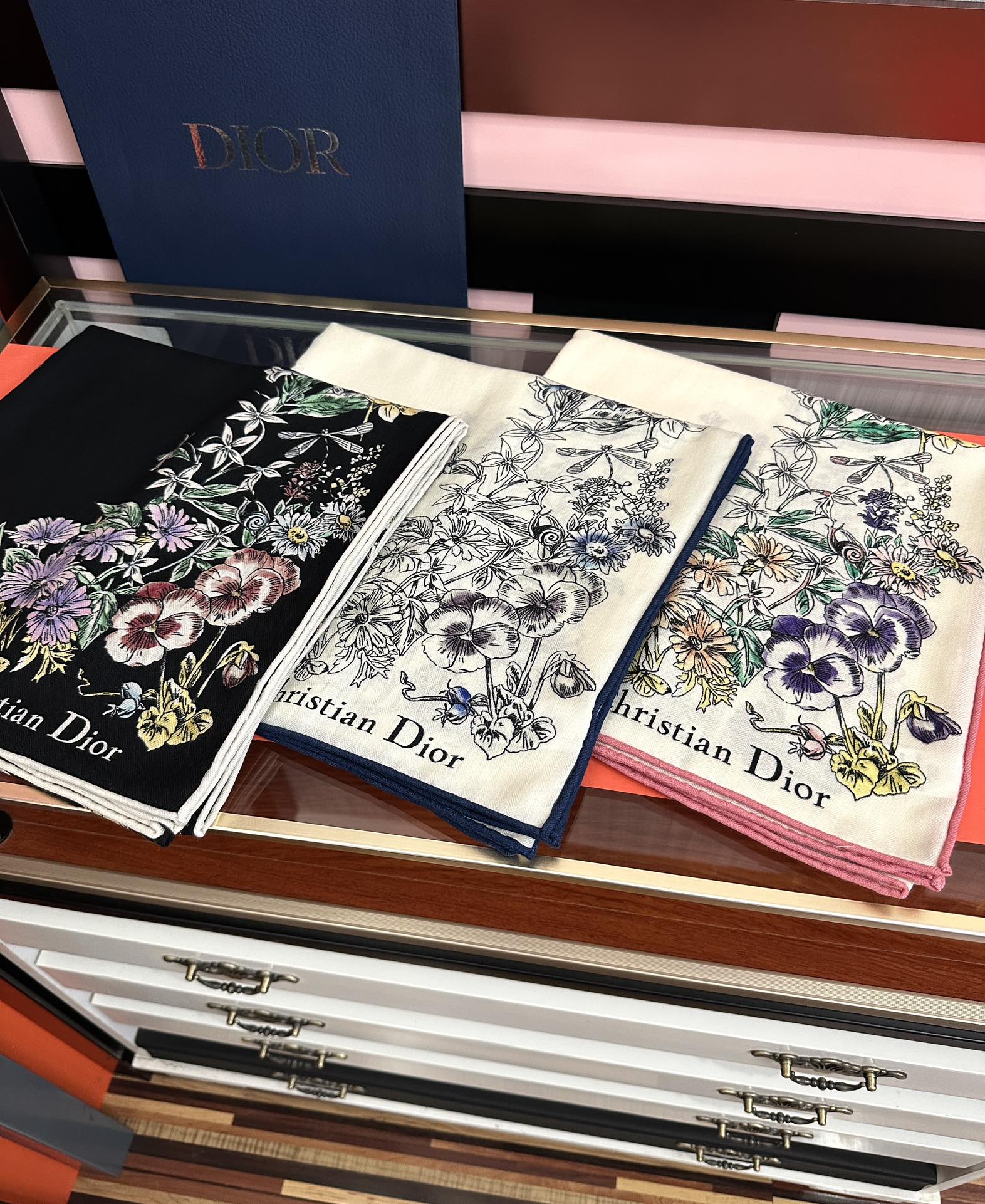 。新款Dior 双面丝毛印花方巾[礼物]这款方巾以 Star 图案呈现 D的幸运星[庆祝]通过该系列的精