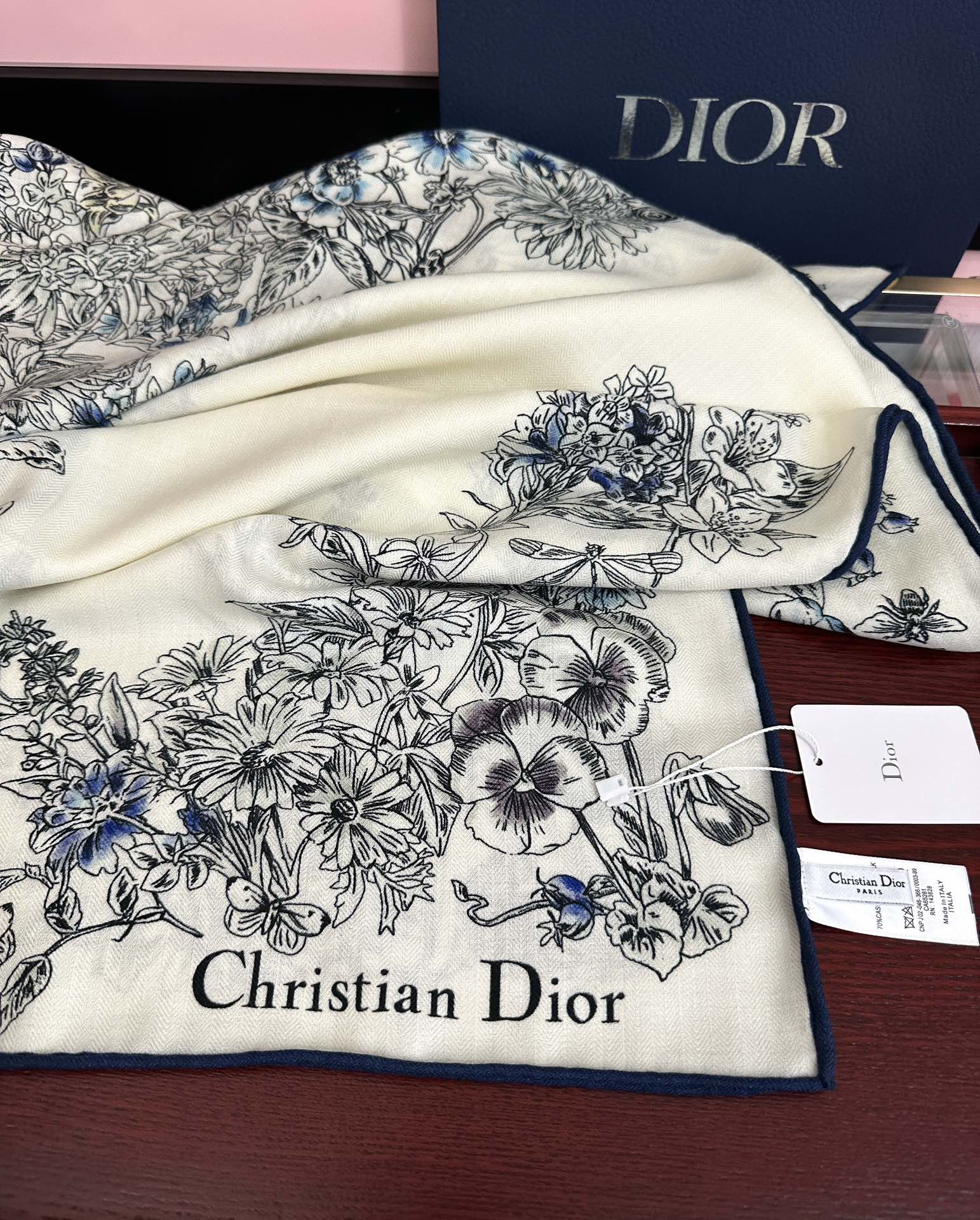 。新款Dior 双面丝毛印花方巾[礼物]这款方巾以 Star 图案呈现 D的幸运星[庆祝]通过该系列的精