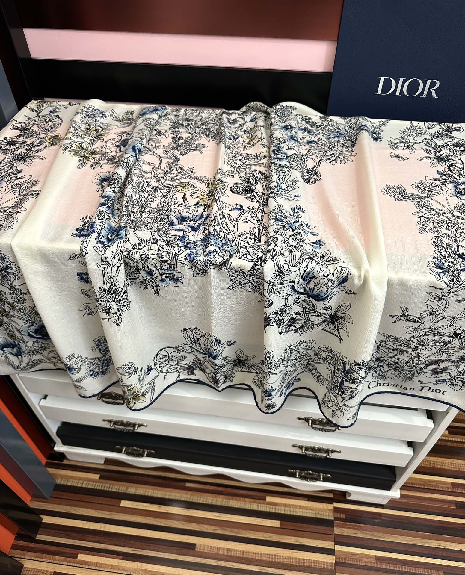 。新款Dior 双面丝毛印花方巾[礼物]这款方巾以 Star 图案呈现 D的幸运星[庆祝]通过该系列的精