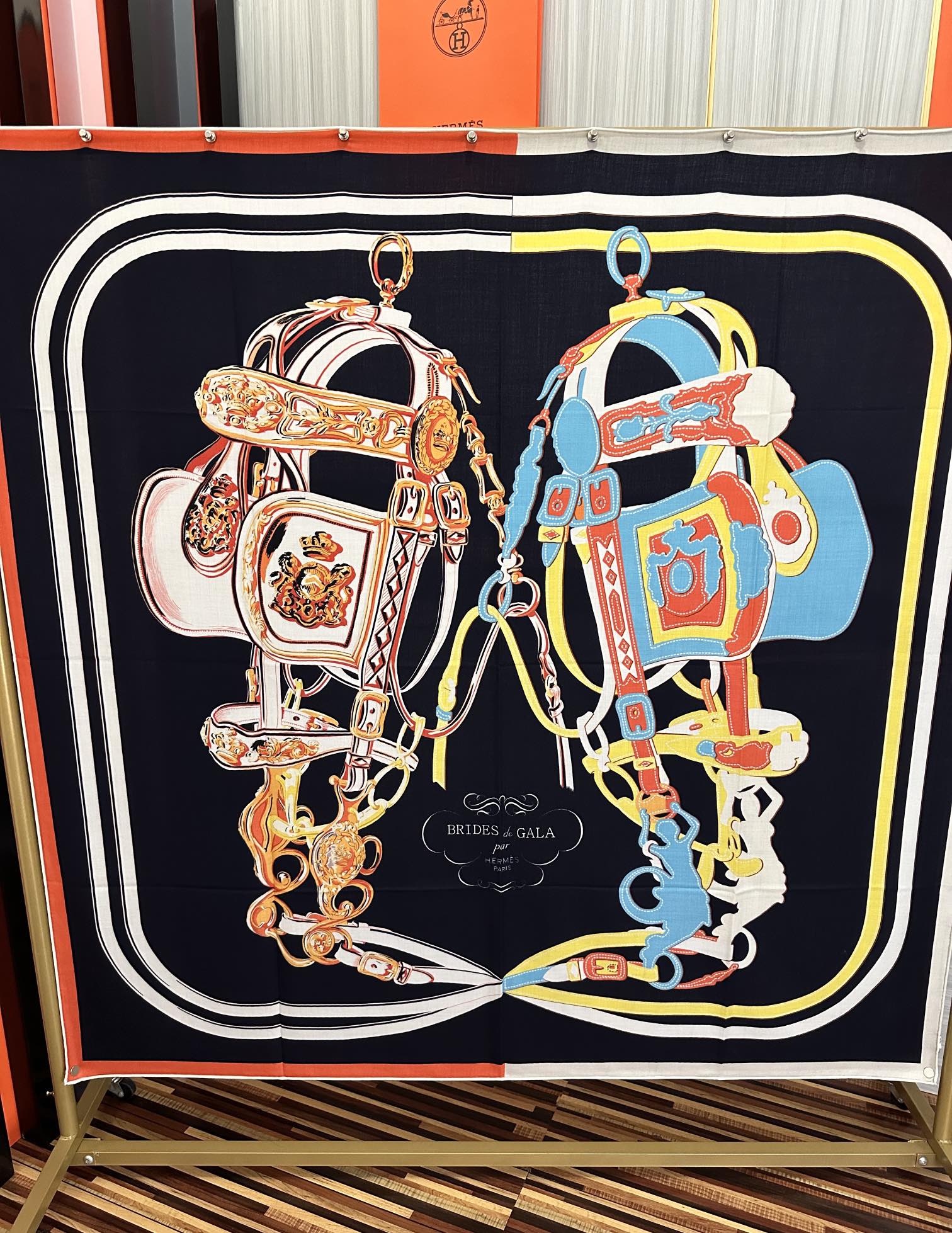 新款。爱马仕 ZG同步秋冬新款[爱心]新一季丝巾采购清单估计各位养马人们已经列好了[太阳]我就不推荐了回