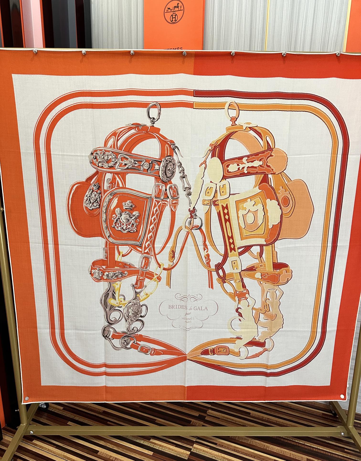 新款。爱马仕 ZG同步秋冬新款[爱心]新一季丝巾采购清单估计各位养马人们已经列好了[太阳]我就不推荐了回