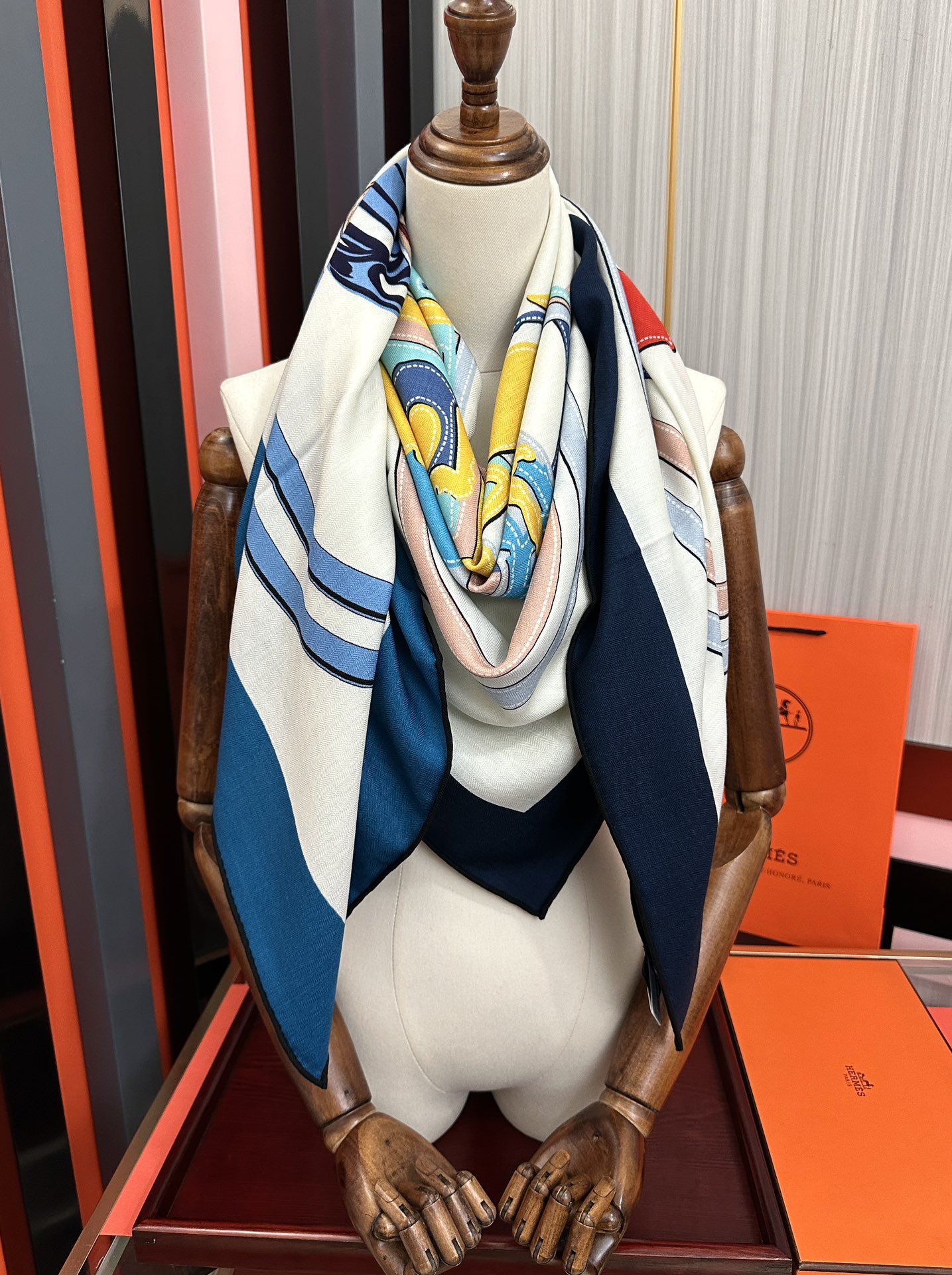 新款。爱马仕 ZG同步秋冬新款[爱心]新一季丝巾采购清单估计各位养马人们已经列好了[太阳]我就不推荐了回