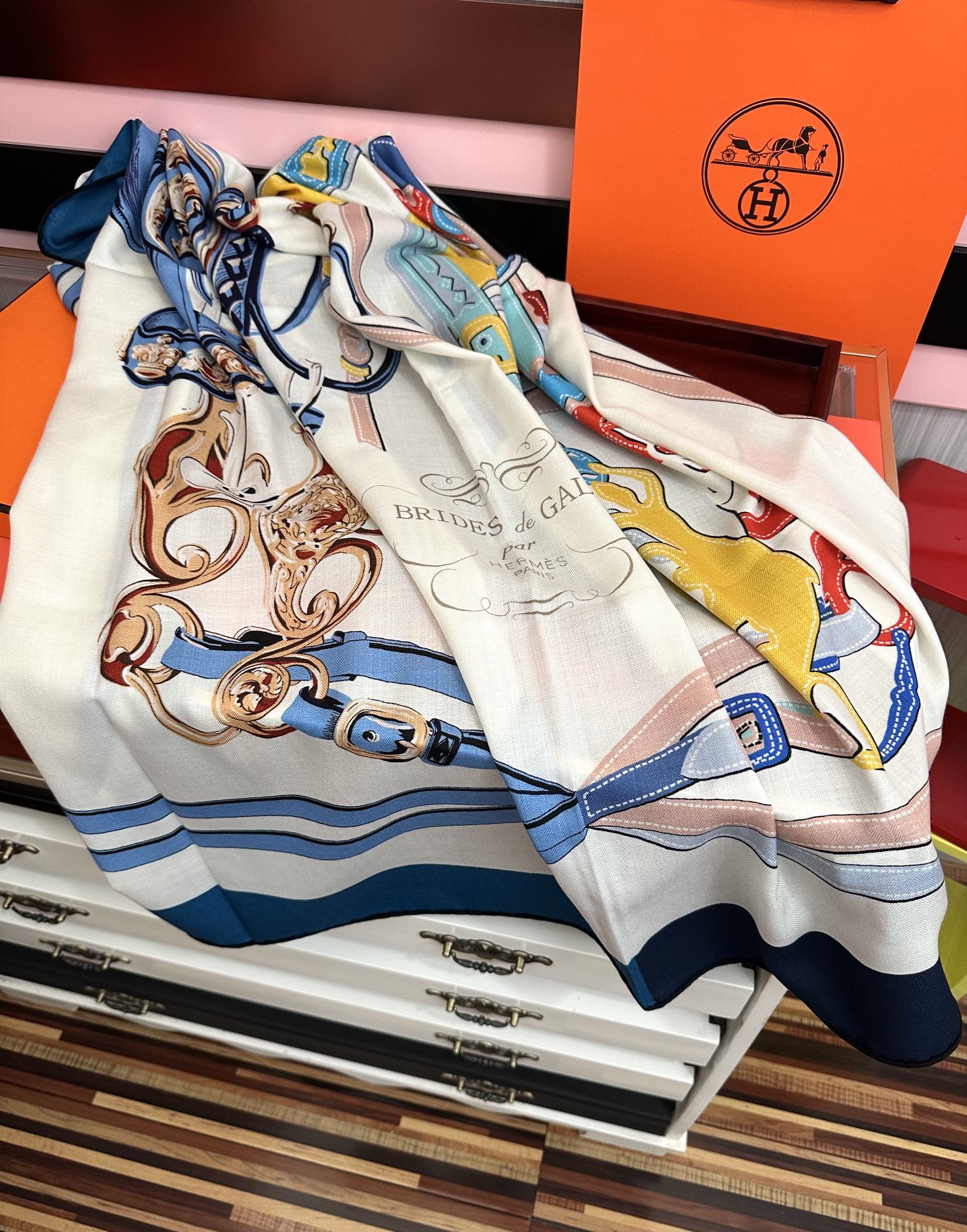 新款。爱马仕 ZG同步秋冬新款[爱心]新一季丝巾采购清单估计各位养马人们已经列好了[太阳]我就不推荐了回