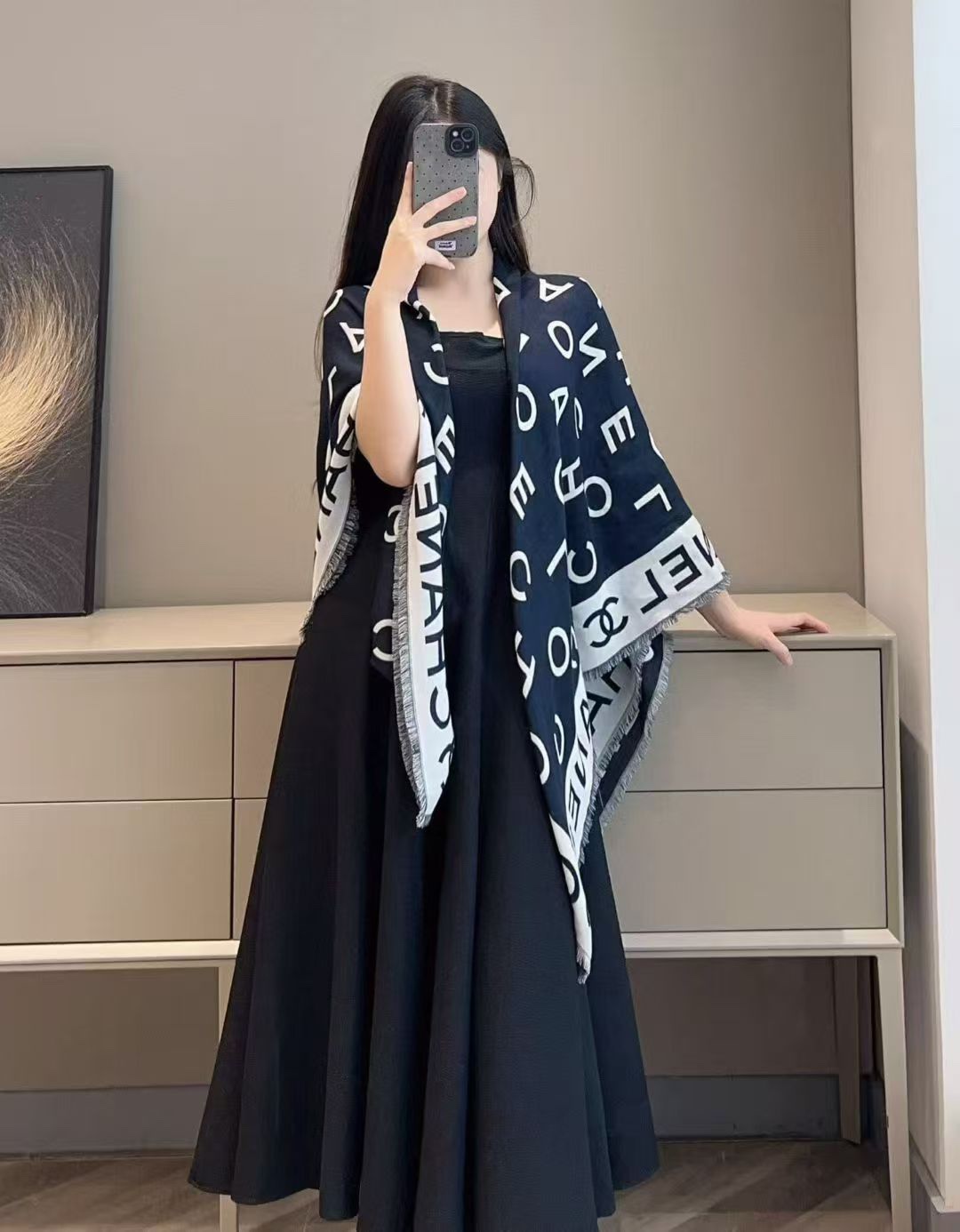 NO:603002,Xiaoxiang large letter double-layer jacquard. Iconic design of treasure single product, simple letter logo, blended fabric is light and soft, silky and falling, suitable for all seasons, keeping warm without being heavy. Double-sided, [celebration] contrasting color jacquard, classic and elegant, flexible matching. Exquisite beardless design on the edge. Whether it is daily casual, commuting, or attending formal occasions, this scarf can be easily controlled, adding a sense of fashion to the overall look [Proud] Size 140x140cm  58 silk, 24 cashmere, 18 wool high version scarf, high version scarf, real silk19860909小香大字母双层提花 宝藏单品标志性设计,简洁字母Logo,混纺面料轻盈柔软,丝滑有坠感,四季皆宜,既保暖又不显厚重.双面可用,[庆祝]对比色提花,经典大气搭配灵活.边缘精致的拆须设计,.无论是日常休闲、通勤,还是出席正式场合,这款围巾都能轻松驾驭,为整体造型增添时尚感[得意] 尺寸140x140cm 58真丝24羊绒 18羊毛高版本围巾,高版本围巾,real silk,scarf