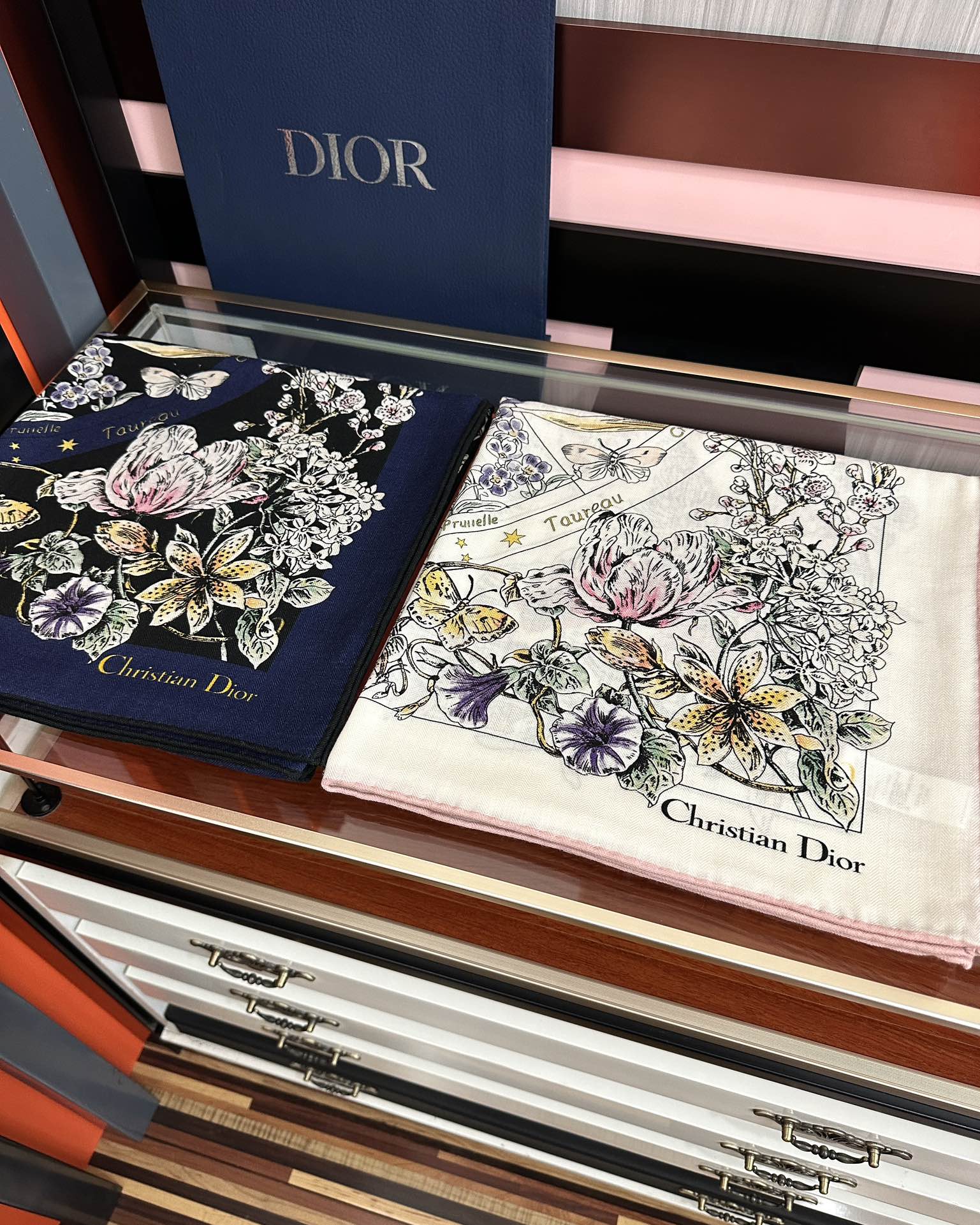 上新❤️迪奥 2025【花奔系列双面同色】经典优雅[礼物]~气质到骨子里[色]新一季的面料超高级，真心超