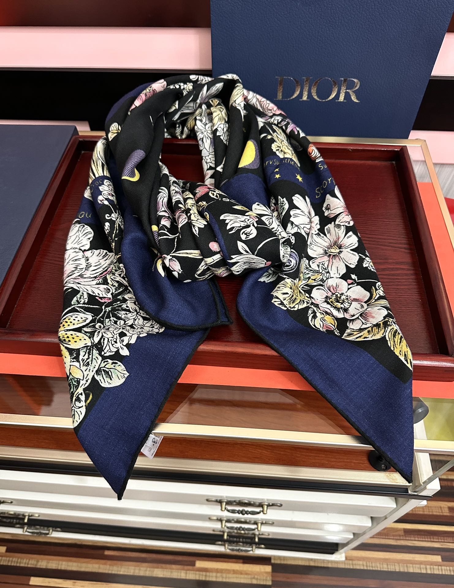 上新❤️迪奥 2025【花奔系列双面同色】经典优雅[礼物]~气质到骨子里[色]新一季的面料超高级，真心超