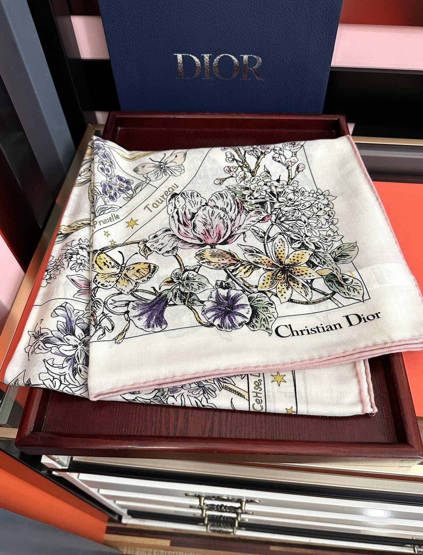 上新❤️迪奥 2025【花奔系列双面同色】经典优雅[礼物]~气质到骨子里[色]新一季的面料超高级，真心超