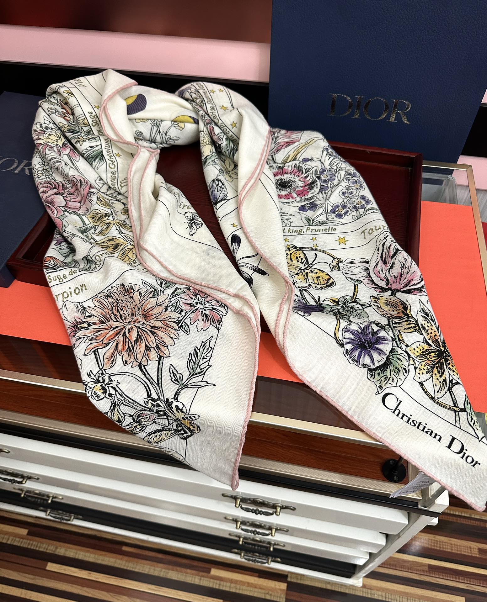 上新❤️迪奥 2025【花奔系列双面同色】经典优雅[礼物]~气质到骨子里[色]新一季的面料超高级，真心超