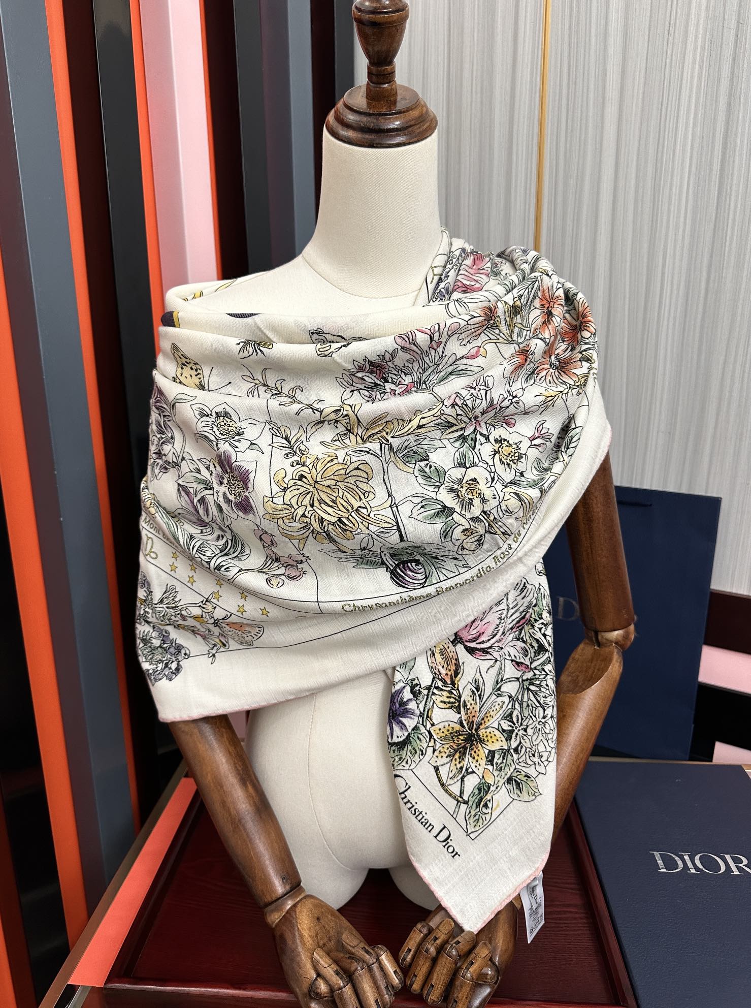 上新❤️迪奥 2025【花奔系列双面同色】经典优雅[礼物]~气质到骨子里[色]新一季的面料超高级，真心超