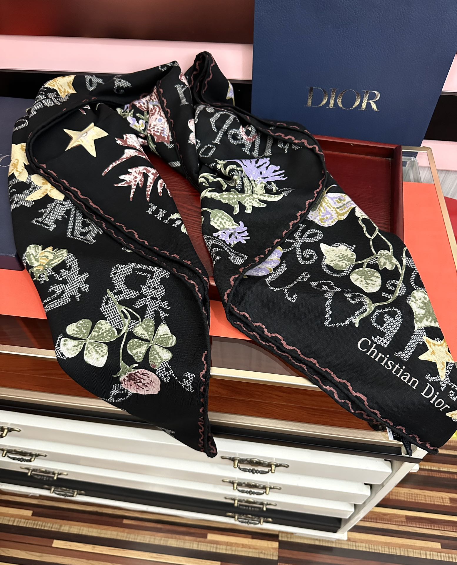 上新❤️迪奥 ZG同步【双面同色】经典优雅[礼物]~气质到骨子里[色]新一季的面料超高级，真心超级柔软，