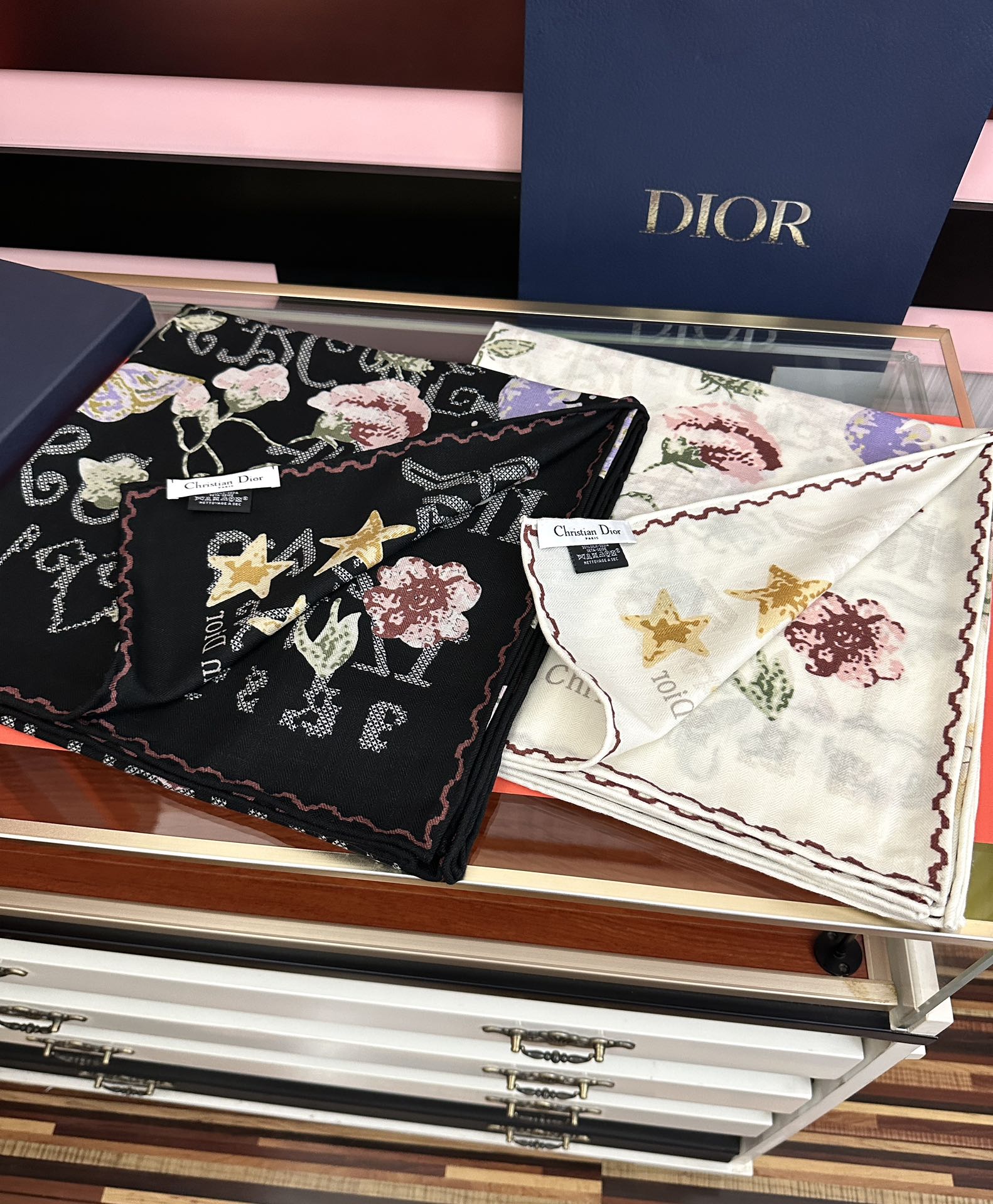 上新❤️迪奥 ZG同步【双面同色】经典优雅[礼物]~气质到骨子里[色]新一季的面料超高级，真心超级柔软，