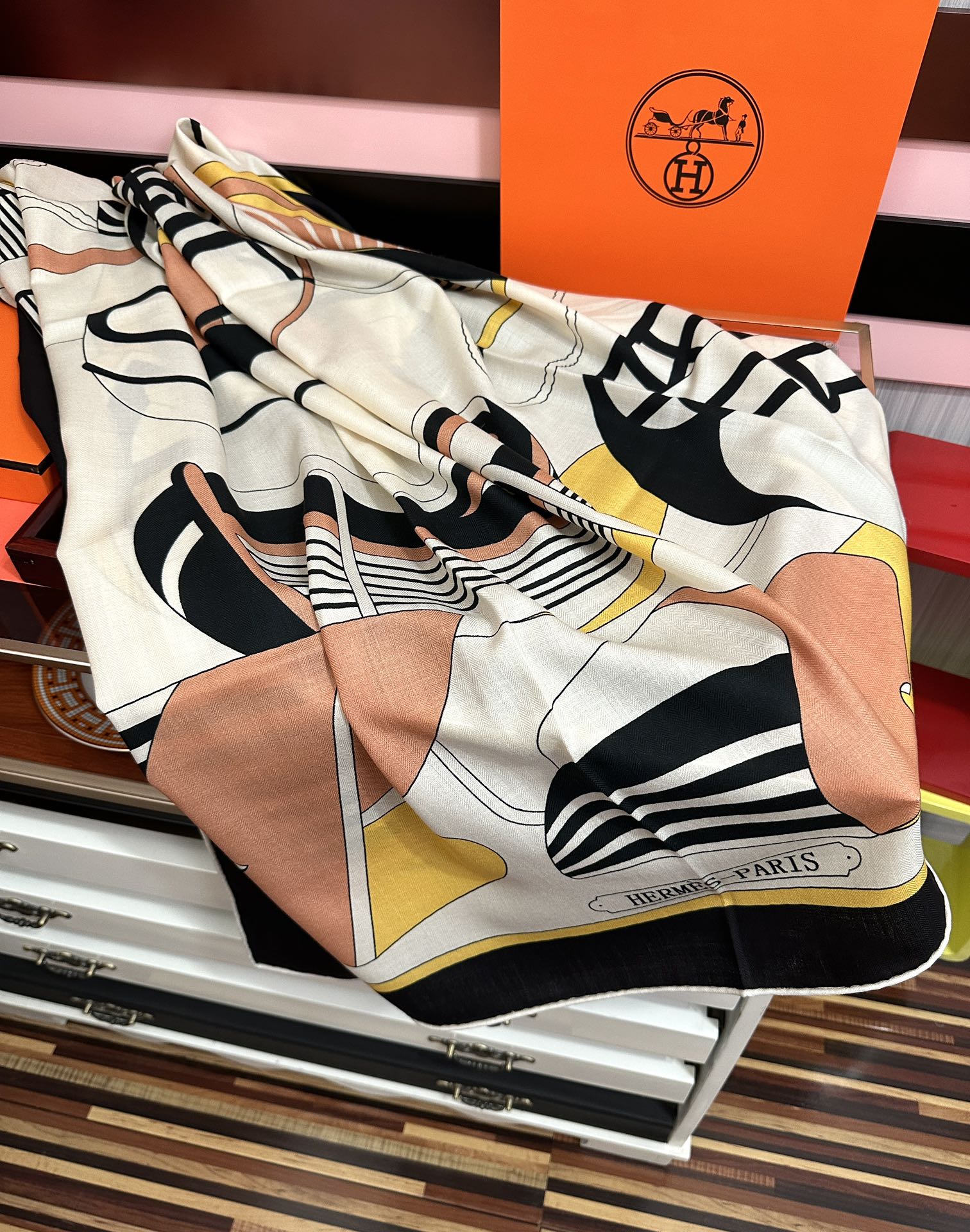 。爱马仕2025秋冬新款[爱心]【马术学院】新一季丝巾采购清单估计各位养马人们已经列好了[太阳]我就不推