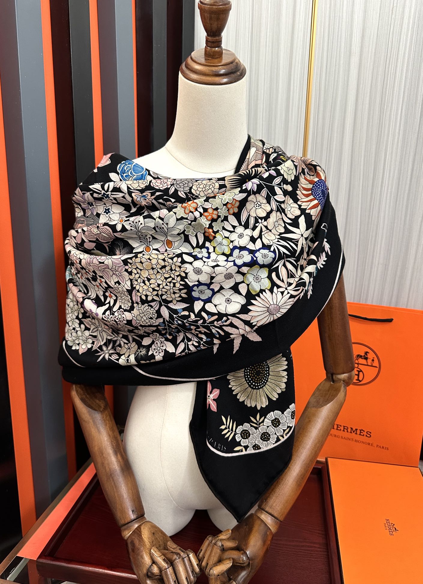 上新❤️爱马仕2025 经典优雅[礼物]~气质到骨子里[色]新一季的面料超高级，真心超级柔软，丝丝顺滑[