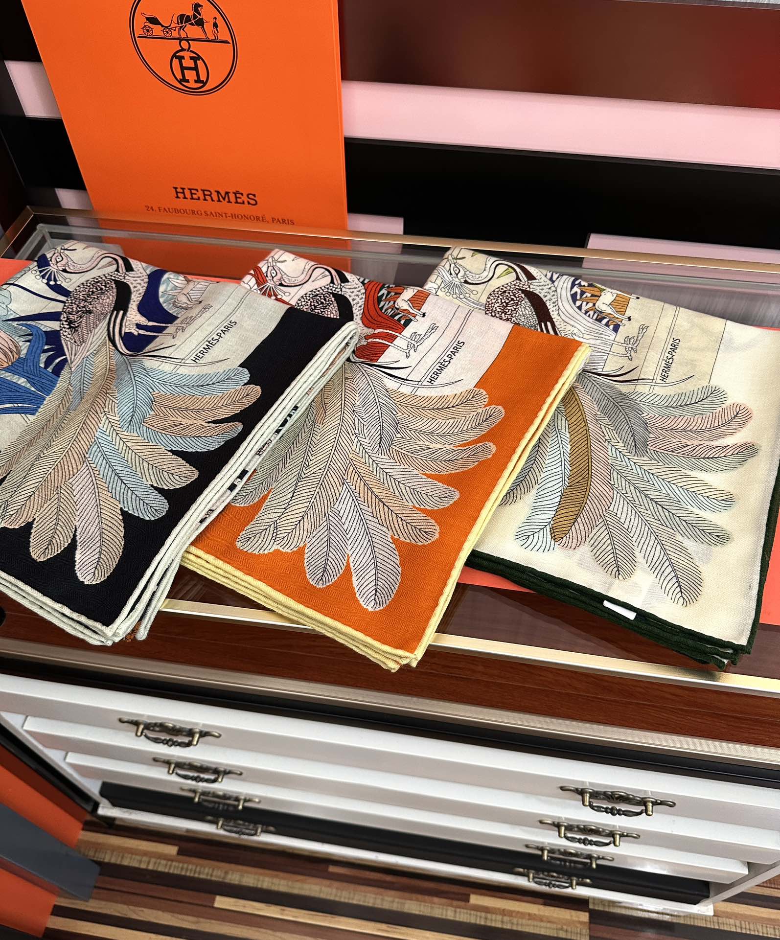 新款。爱马仕2025秋冬新款[爱心][太阳]我就不推荐了回头分享一下部分复刻款的老款信息资料供大家参考[