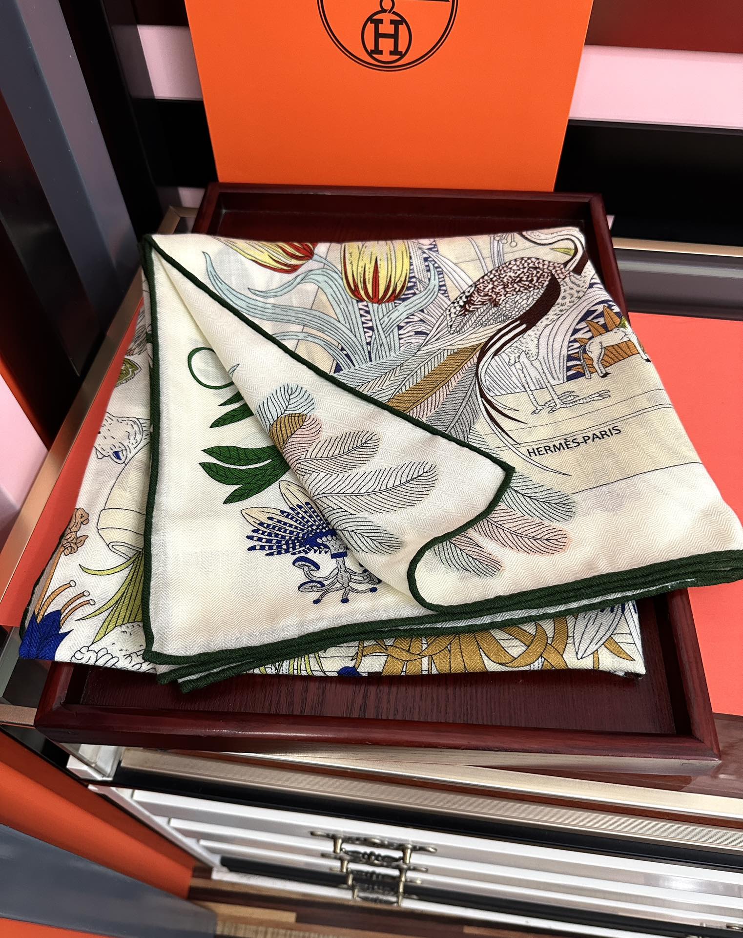 新款。爱马仕2025秋冬新款[爱心][太阳]我就不推荐了回头分享一下部分复刻款的老款信息资料供大家参考[