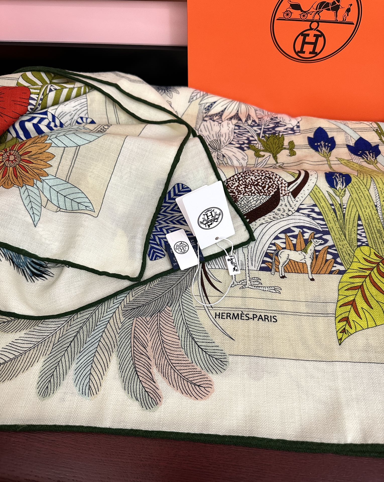 新款。爱马仕2025秋冬新款[爱心][太阳]我就不推荐了回头分享一下部分复刻款的老款信息资料供大家参考[